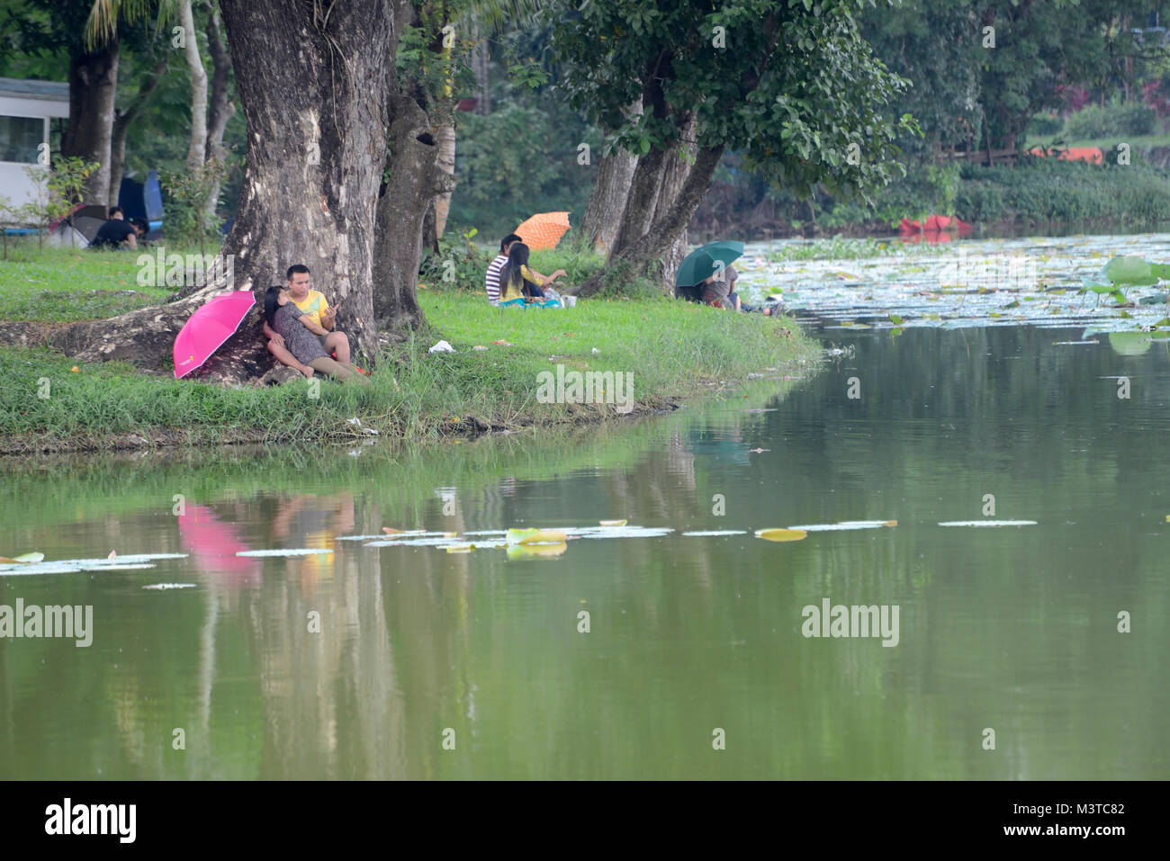 Persone dal lago Kandawgyi, People's Park, Yangon, Myanmar Foto Stock