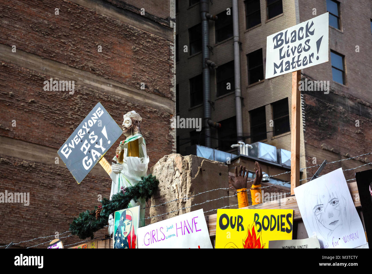 Donna di marzo nel centro cittadino di Los Angeles, 21 Gennaio 2017 Foto Stock