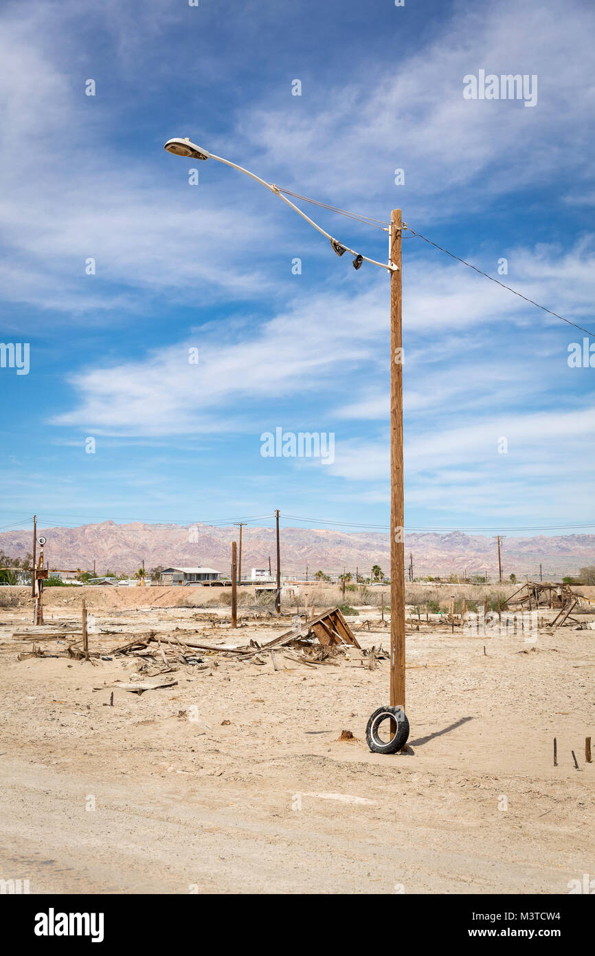 Il palo della luce e gettato nel cestino a angolo di strada a Bombay Beach, Salton Sea, California Foto Stock