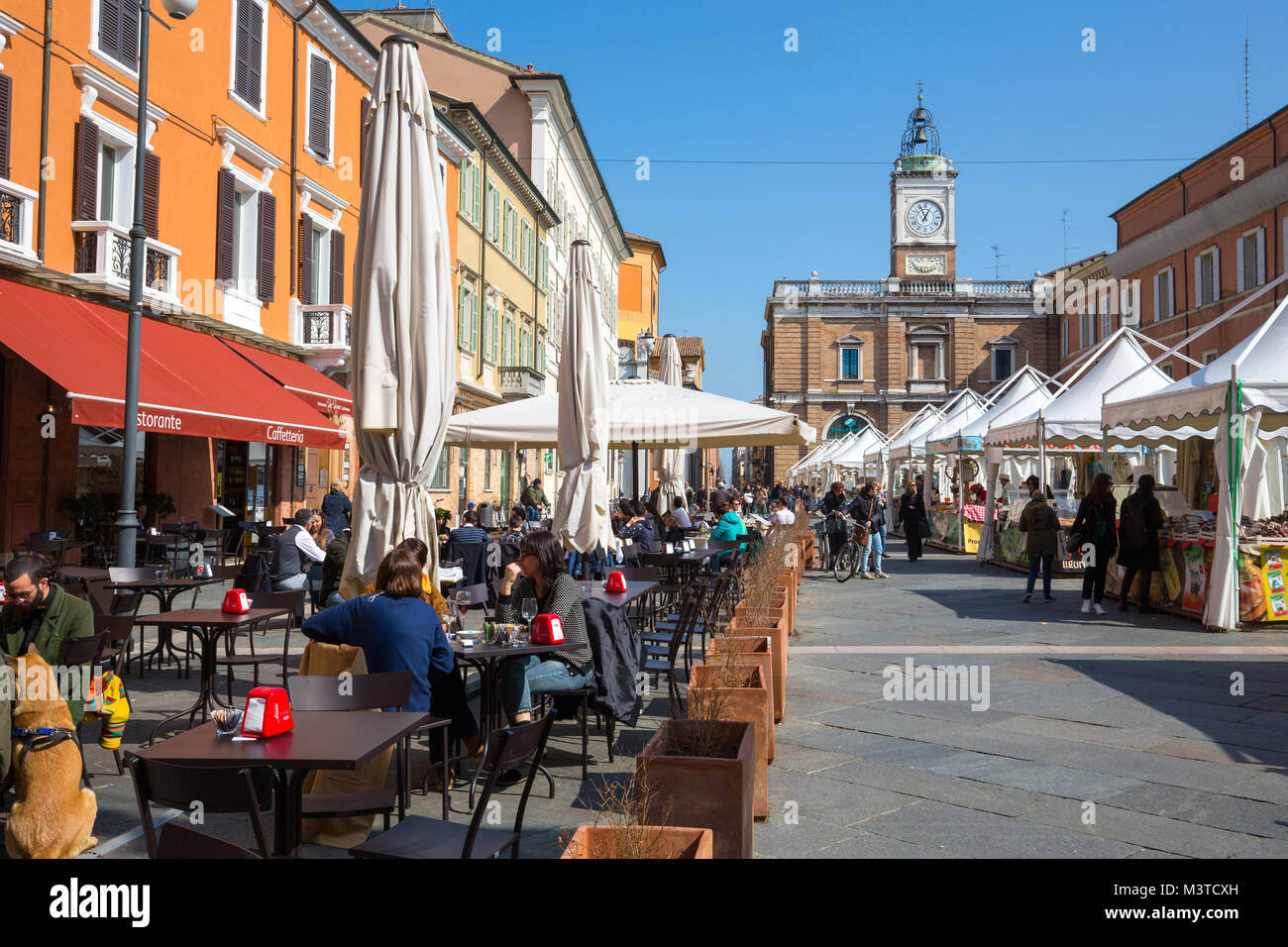 Per coloro che godono di sole di primavera presso le caffetterie e i bar in Piazza del Popolo a Ravenna Italia Foto Stock