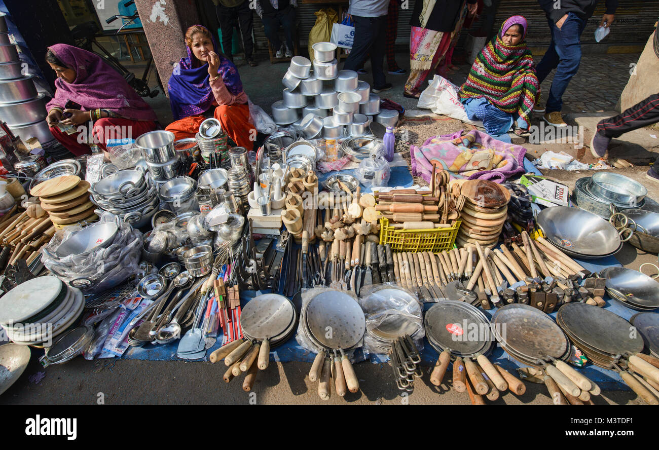 Pentole e padelle in vendita in Chandni Chowk Mercato, Vecchia Delhi, India Foto Stock