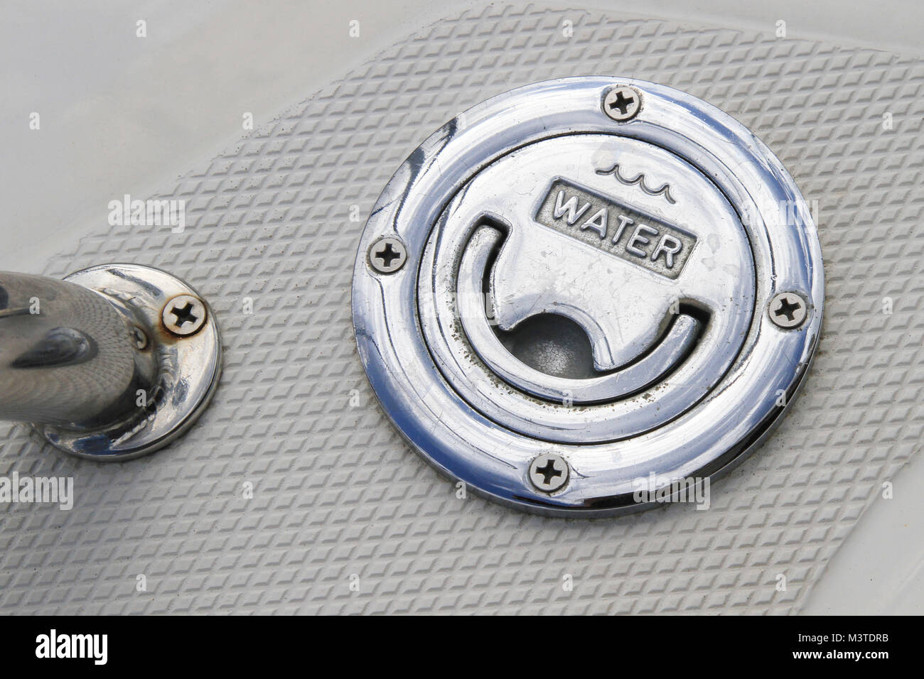 Acqua tappo di riempimento su una barca. Close-up. Yachting, nautica. Foto Stock