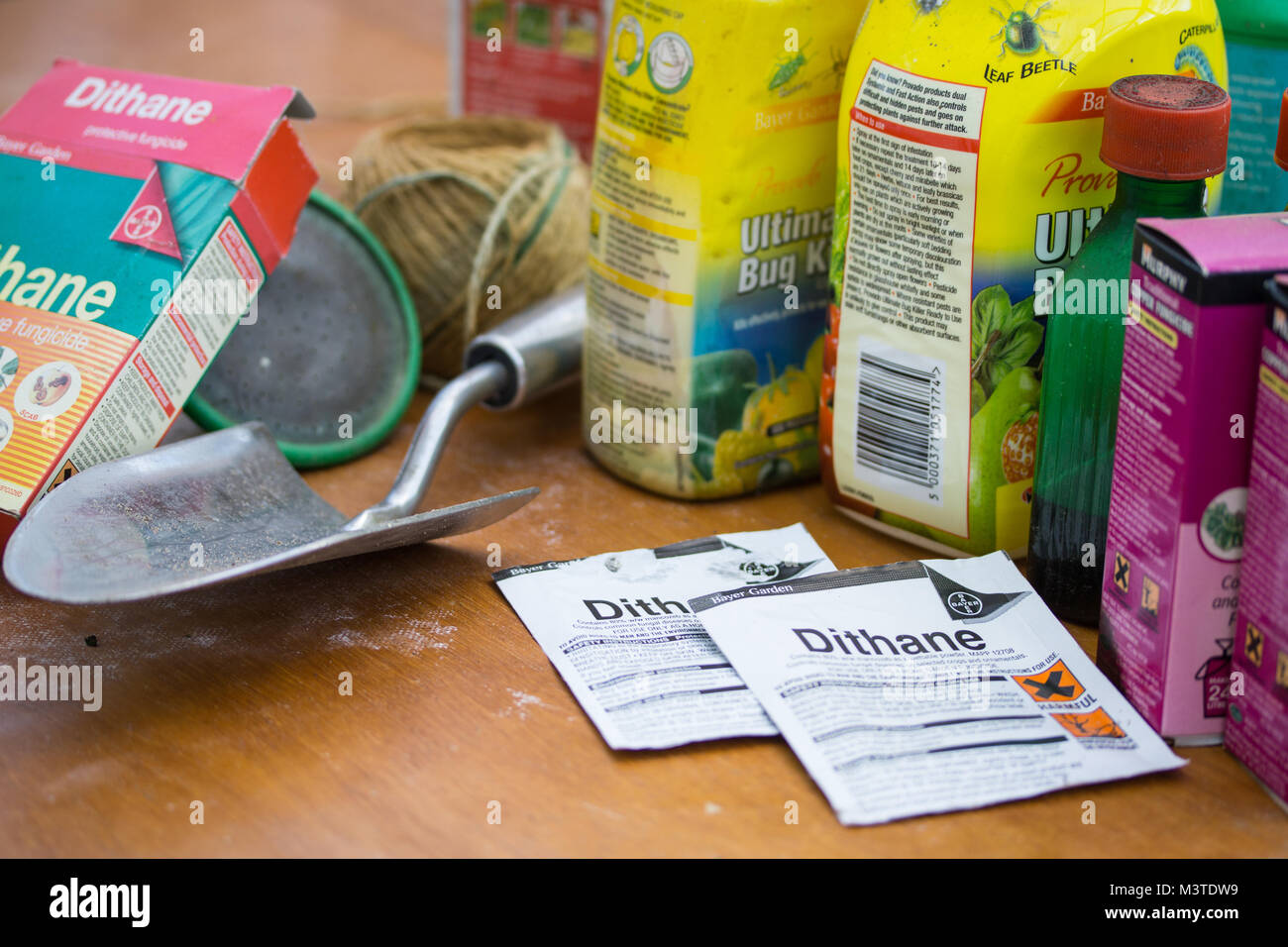 Prodotti chimici per giardinaggio,insetticidi, pesticidi e articoli da una Tettoia da giardino. Foto Stock