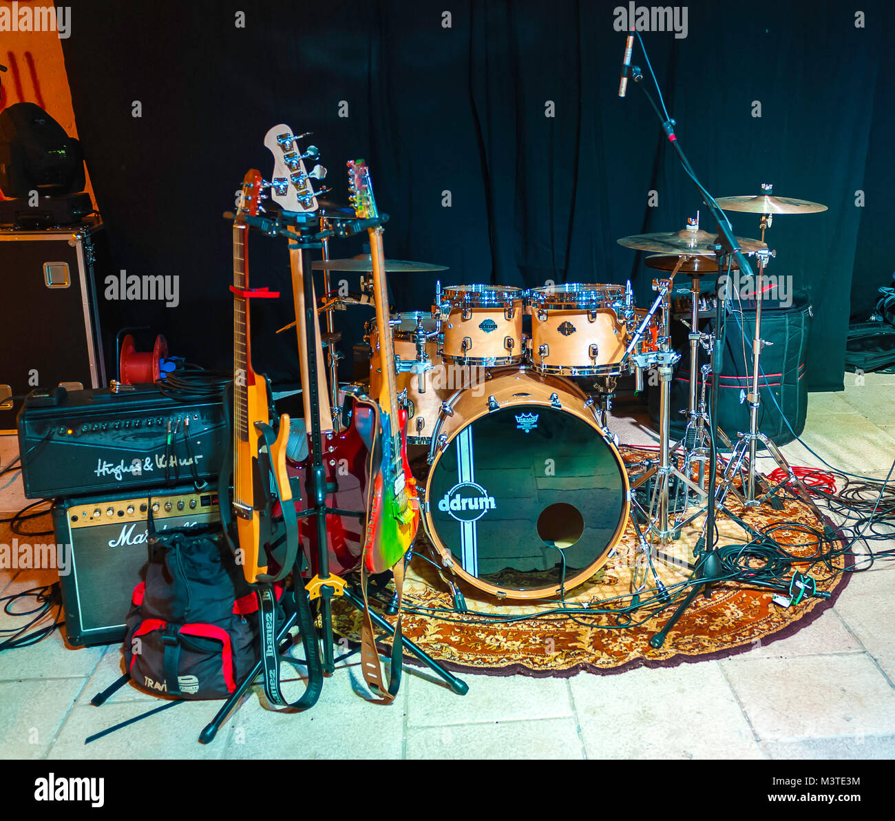Strumenti musicali con chitarra basso e batteria sul palco, sullo sfondo di  un concerto Foto stock - Alamy