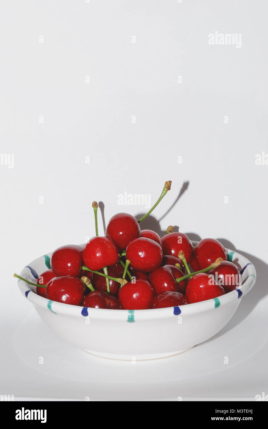 Hochformat molte succose ciliegie rosse in una ciotola Foto Stock