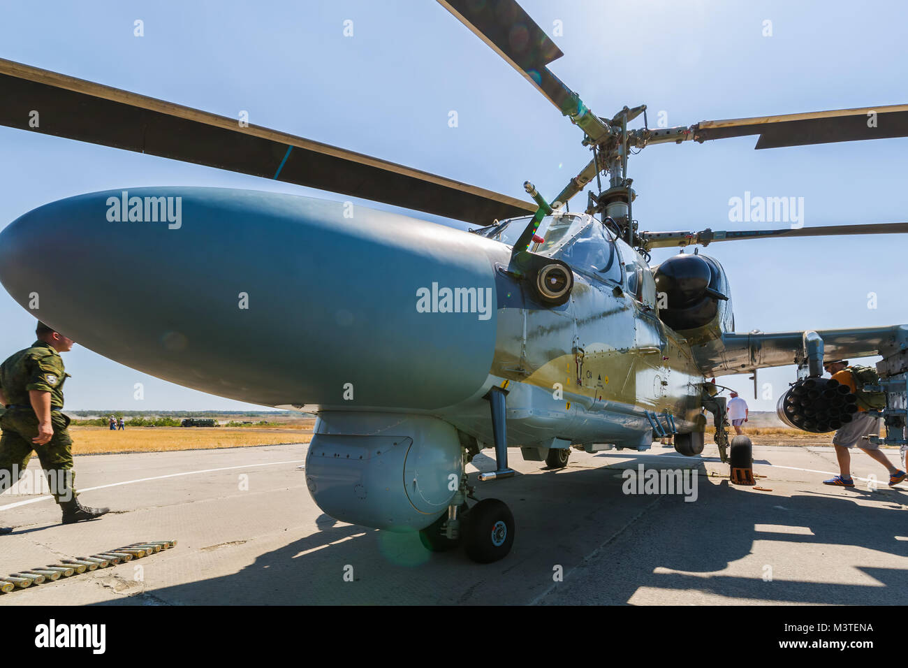 Formazione KADAMOVSKIY MASSA, ROSTOV REGIONE, Russia, 26 AGOSTO 2017: militare internazionale forum tecnico "esercito-2017". Serbatoio di volo "Ka-52" "Alligator Foto Stock