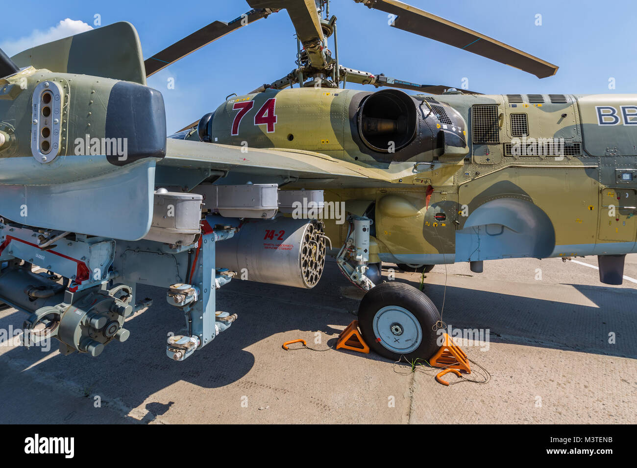 Formazione KADAMOVSKIY MASSA, ROSTOV REGIONE, Russia, 26 AGOSTO 2017: militare internazionale forum tecnico "esercito-2017". Elicottero d'assalto "Ka-52" 'Tutti Foto Stock