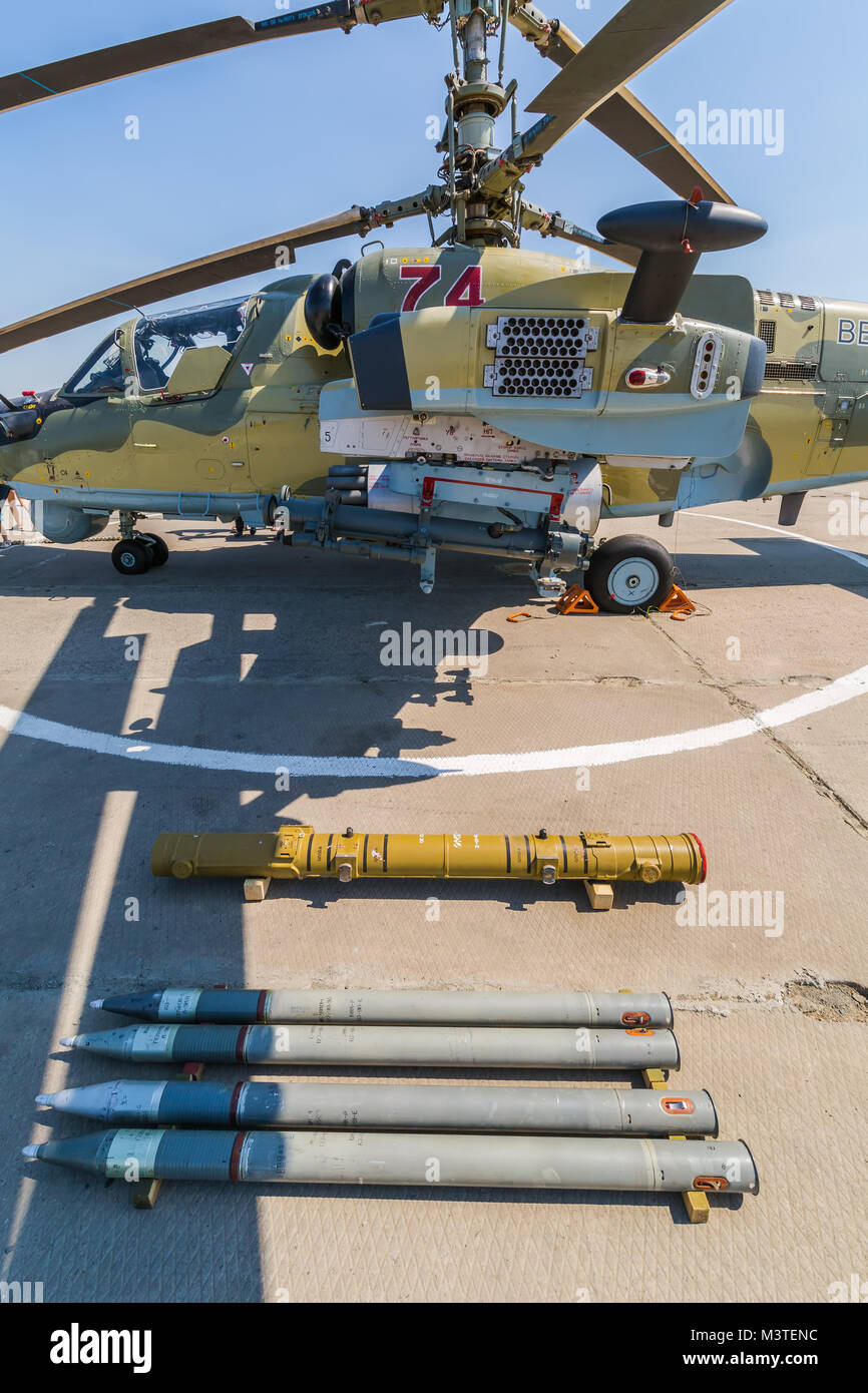 Formazione KADAMOVSKIY MASSA, ROSTOV REGIONE, Russia, 26 AGOSTO 2017: militare internazionale forum tecnico "esercito-2017". Elicottero d'assalto "Ka-52" 'Tutti Foto Stock