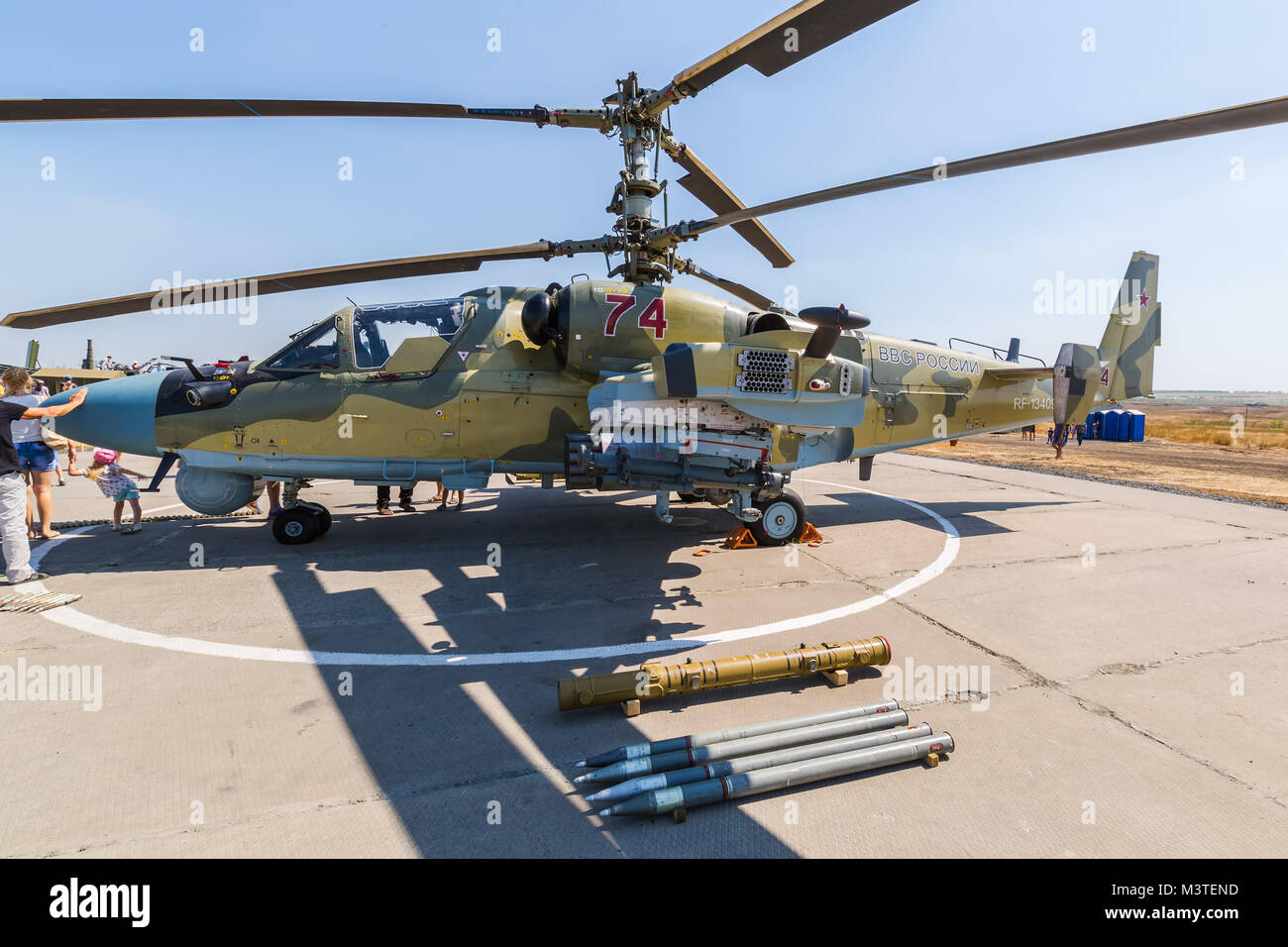 Formazione KADAMOVSKIY MASSA, ROSTOV REGIONE, Russia, 26 AGOSTO 2017: militare internazionale forum tecnico "esercito-2017". Elicottero d'assalto "Ka-52" 'Tutti Foto Stock