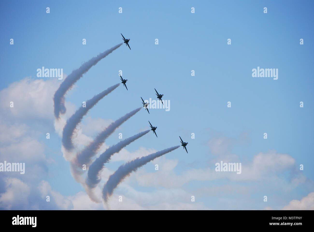 Sei piani volare in formazione in corrispondenza di una curva e un volo visualizza Foto Stock