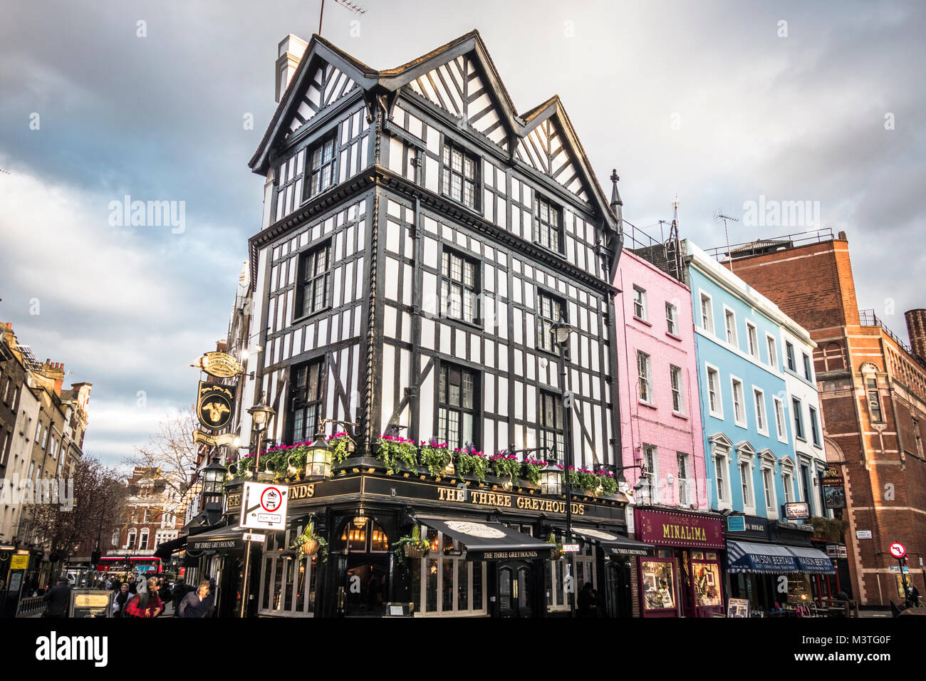 La casa pubblica dei tre Greyhounds su Greek Street, Soho, Londra, W1, Inghilterra, REGNO UNITO Foto Stock