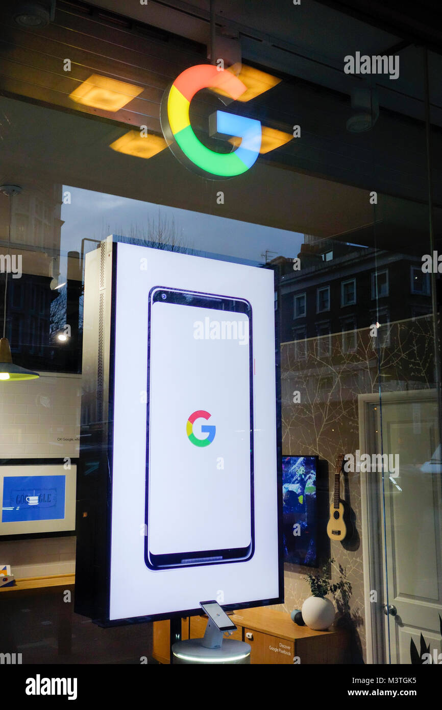 Un gigantesco telefono Google pixel in mostra in PC World su Tottenham Court Road, Londra, Inghilterra, Regno Unito Foto Stock