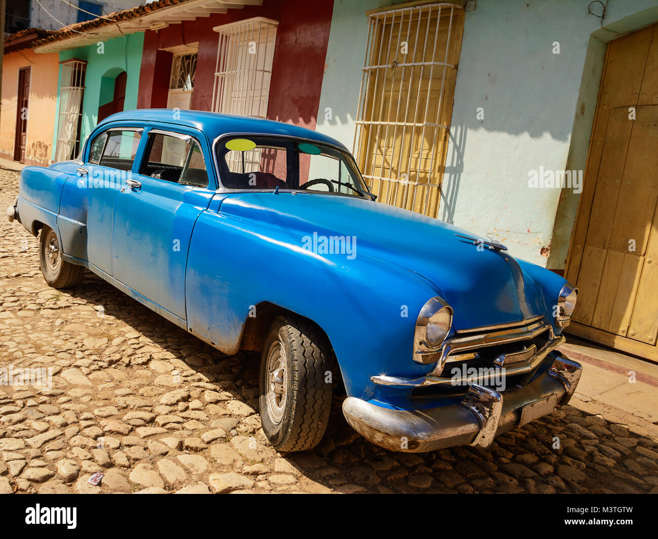Vecchio American automobile parcheggiata sul Trinidad street Foto Stock