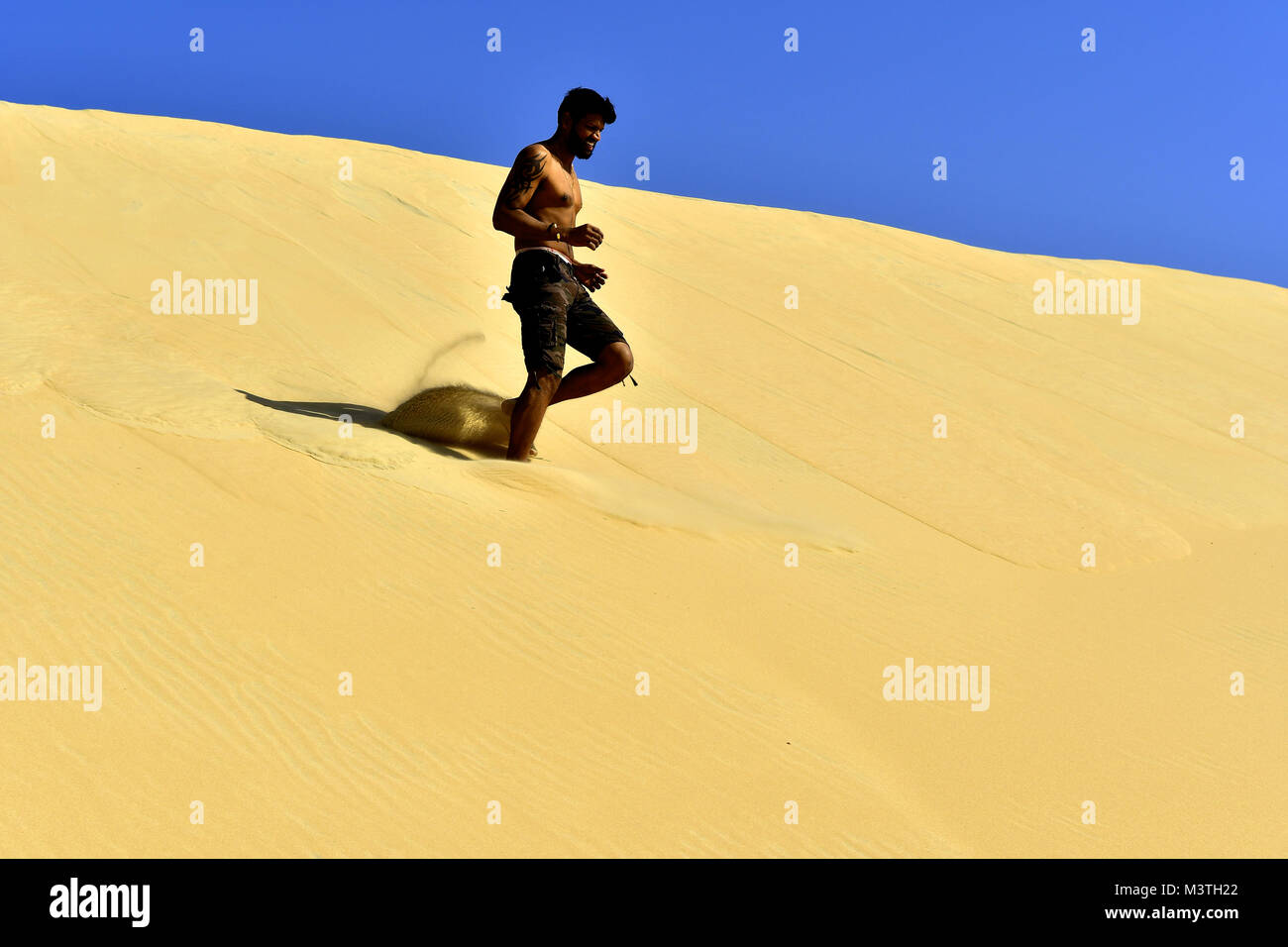 Idoneità in esecuzione sul deserto area di dune Foto Stock