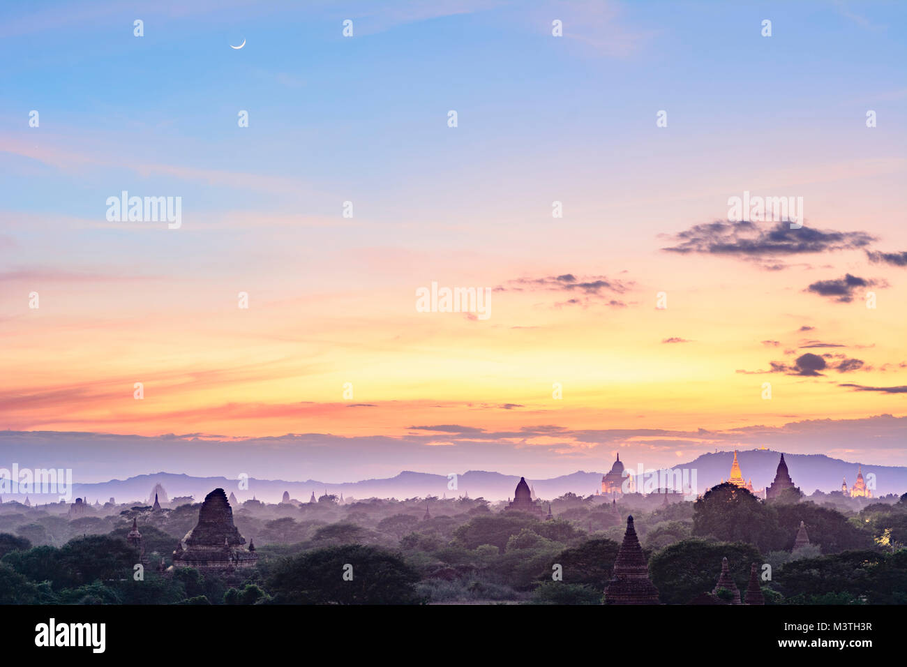 Bagan: Thatbyinnyu Temple, Tempio di Ananda, templi in Old Bagan, stupa Tan Kyi Paya sulla cima di montagna, , Mandalay Regione, Myanmar (Birmania) Foto Stock