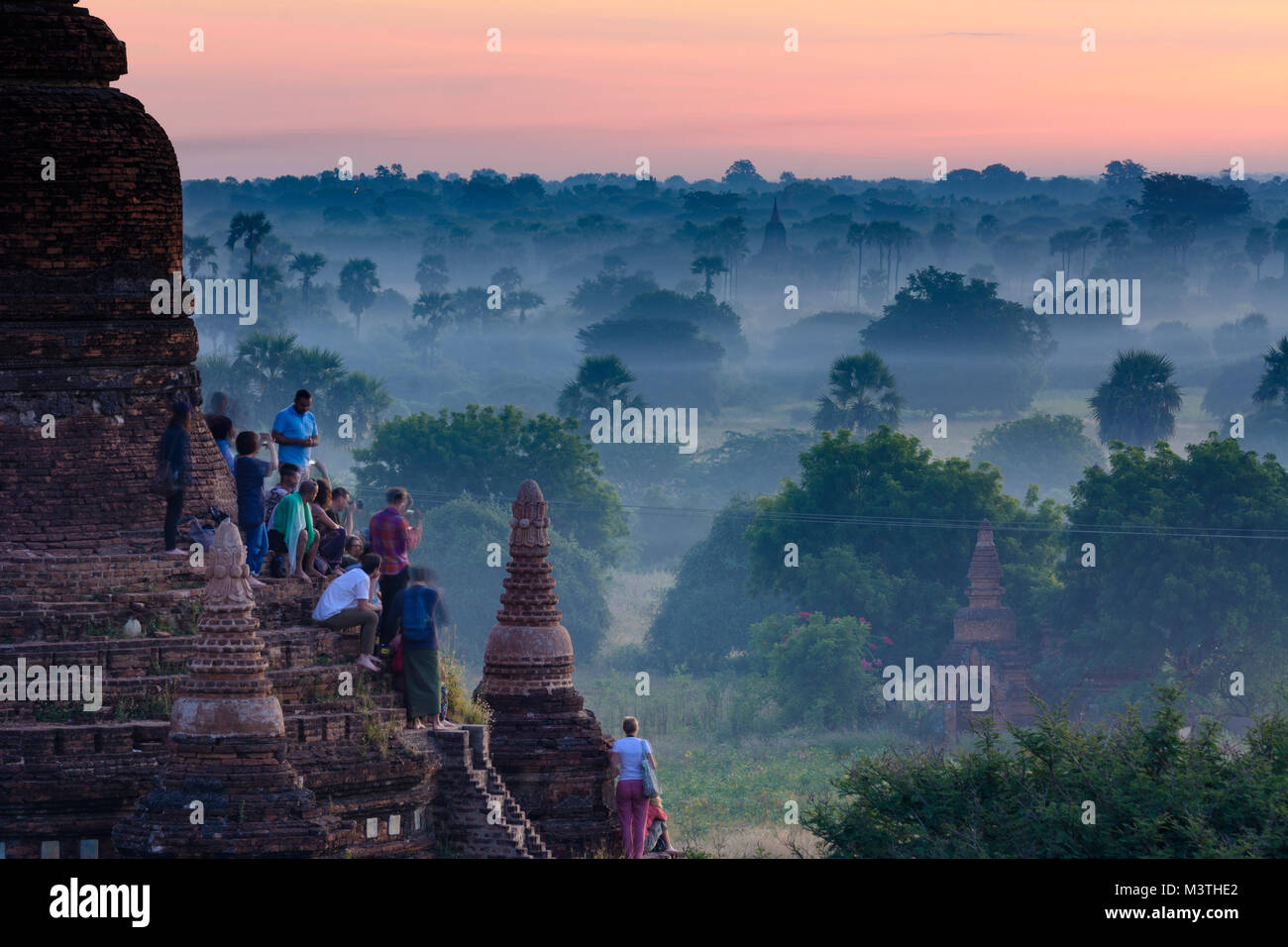 Bagan: tempio con i turisti, templi, gli stupa, , Mandalay Regione, Myanmar (Birmania) Foto Stock