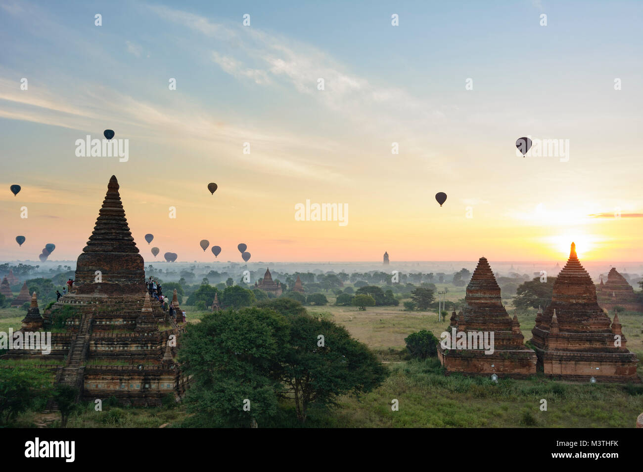 Bagan: tempio con i turisti, templi, gli stupa, Nan Myint torre di osservazione, palloncini, , Mandalay Regione, Myanmar (Birmania) Foto Stock