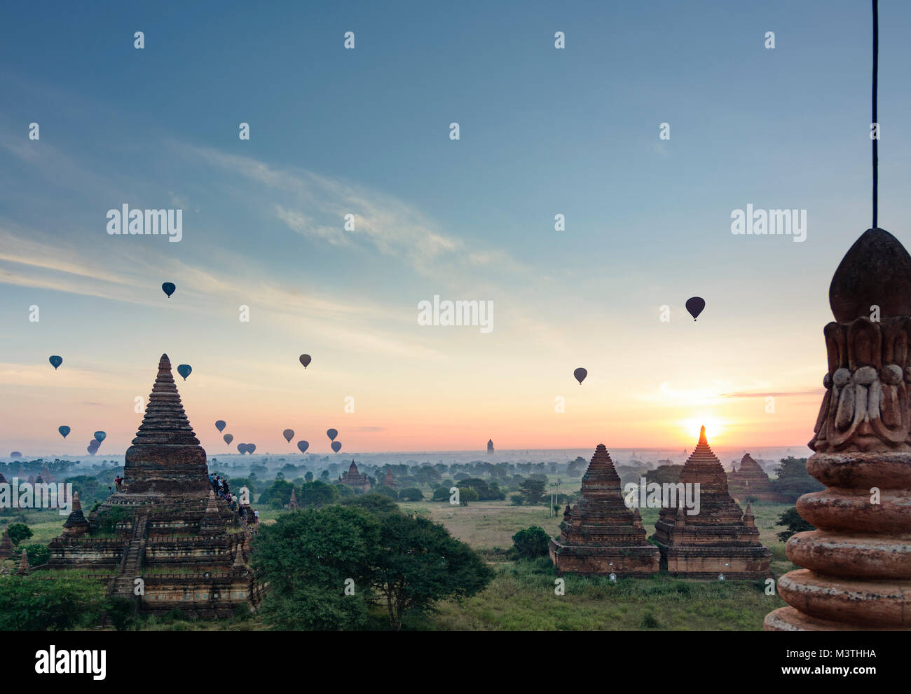 Bagan: tempio con i turisti, templi, gli stupa, Nan Myint torre di osservazione, palloncini, , Mandalay Regione, Myanmar (Birmania) Foto Stock