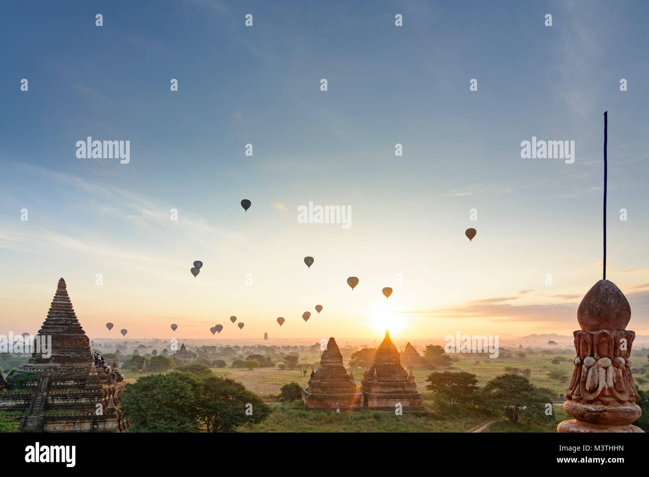 Bagan: tempio con i turisti, templi, gli stupa, palloncini, , Mandalay Regione, Myanmar (Birmania) Foto Stock