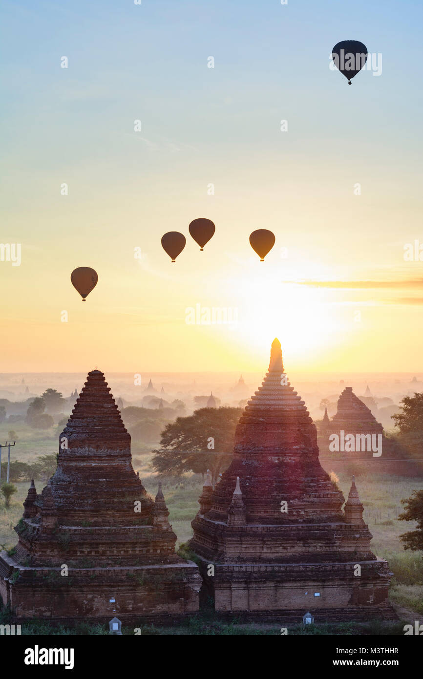 Bagan: tempio con i turisti, templi, gli stupa, palloncini, , Mandalay Regione, Myanmar (Birmania) Foto Stock