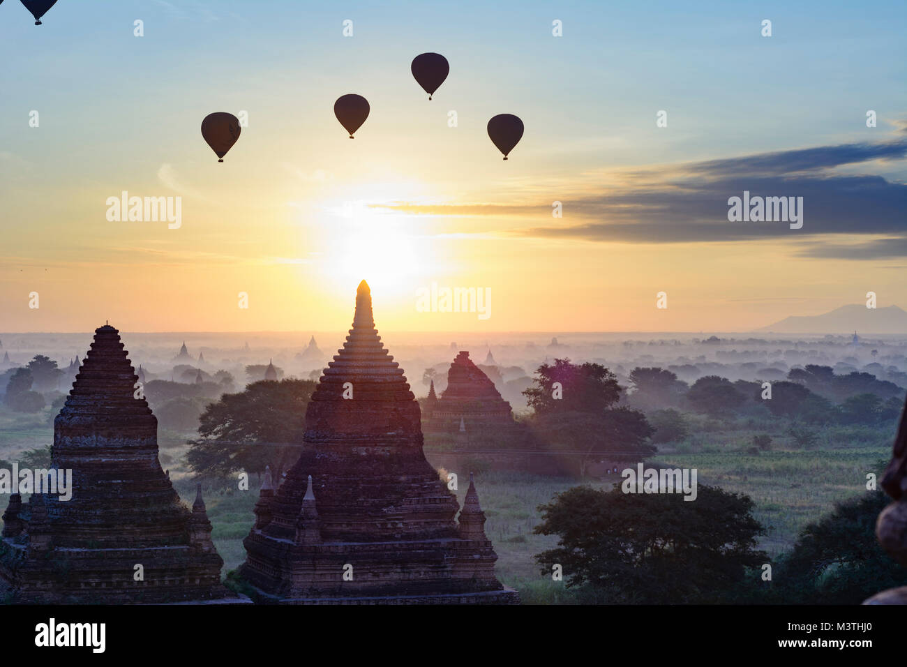 Bagan: tempio con i turisti, templi, gli stupa, palloncini, , Mandalay Regione, Myanmar (Birmania) Foto Stock