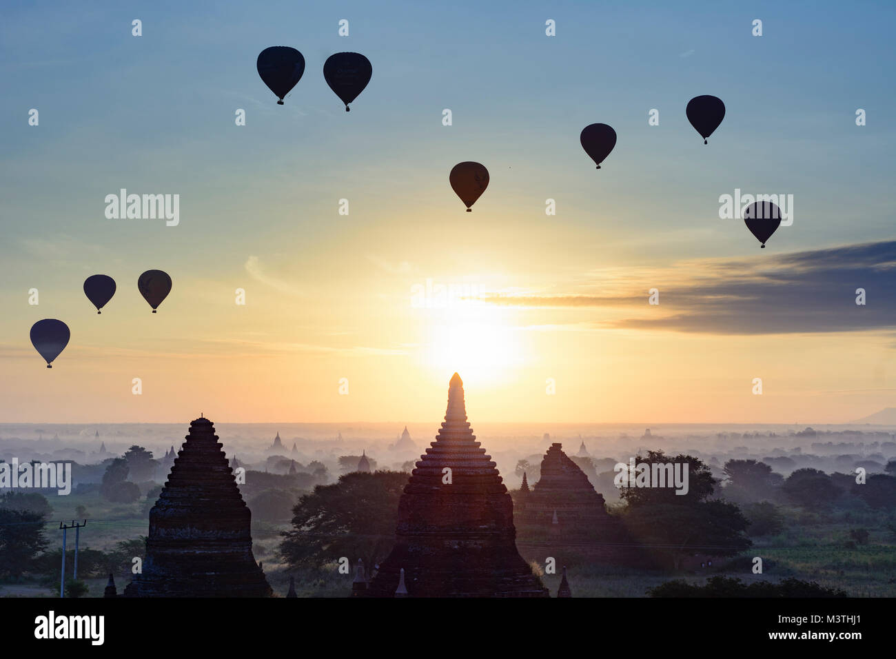 Bagan: tempio con i turisti, templi, gli stupa, palloncini, , Mandalay Regione, Myanmar (Birmania) Foto Stock