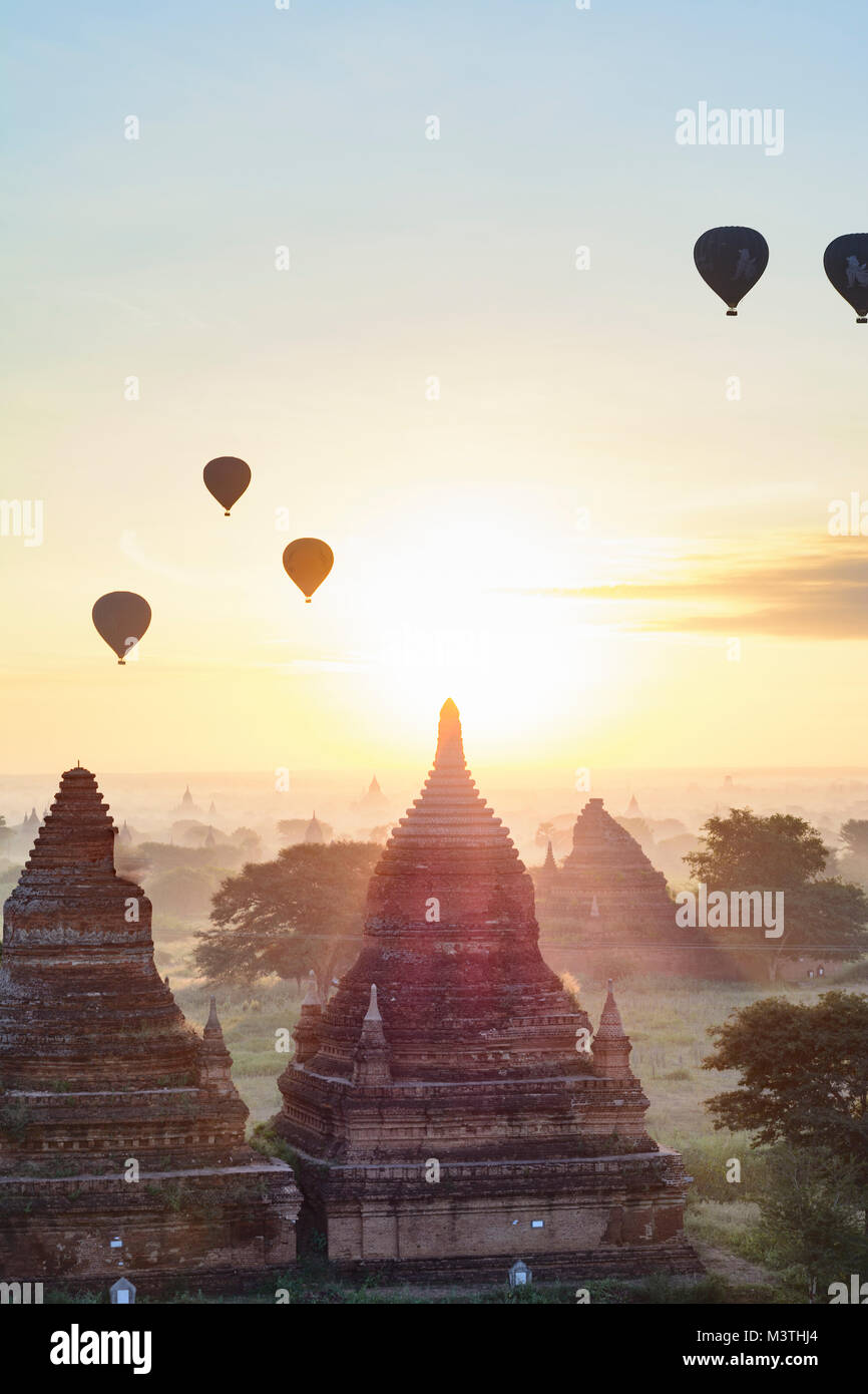 Bagan: tempio con i turisti, templi, gli stupa, palloncini, , Mandalay Regione, Myanmar (Birmania) Foto Stock