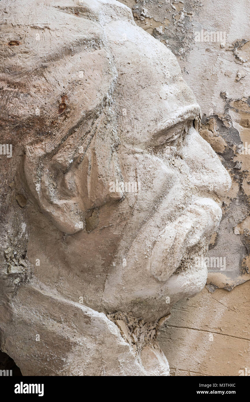 Una testa in fusione di abbandonato il Segretario Generale Stalin in un angolo di abondoned swimmingpool in Dzhermuk. Foto Stock
