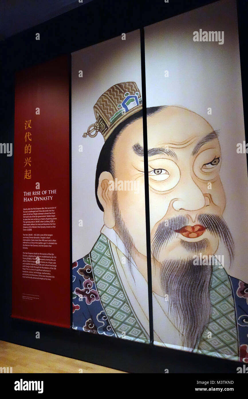 Un Poster circa la dinastia Han in Cina il primo imperatore e i Guerrieri di Terracotta mostra sul display presso il World Museum Liverpool, in Inghilterra. Foto Stock