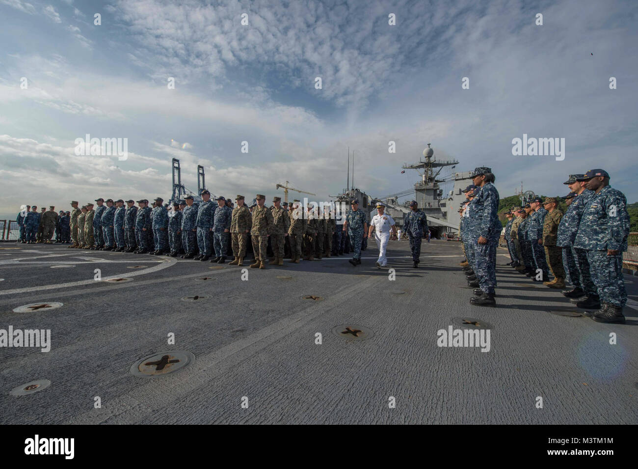 RODMAN, Panama (Jun. 23, 2016) - Comandante, Stati Uniti Comando Sud, ADM. Kurt Tidd, arriva per una tutte le mani con la chiamata con i marinai e Marines assegnato ad Harper's Ferry-class dock landing ship USS Oak Hill (LSD 51) sulla nave del ponte di volo. Per commemorare la recente espansione del Canale di Panama, Oak Hill sta conducendo una visita porta in Rodman, Panama. Durante la visita, la nave ospita una reception con funzionari locali e diplomatici degli Stati Uniti e i partner commerciali. Oak Hill è distribuito negli Stati Uniti 4a flotta area di responsabilità. (U.S. Foto di Marina di Massa speciale di comunicazione Foto Stock