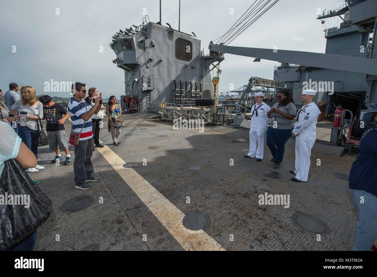 BALBOA, Panama (Jun. 27, 2016) - Fire Controlman 2a classe Sean Carroll, sinistra e specialista del personale di prima classe e Travis Brannon posano con un visitatore panamense durante un tour di Harper's Ferry-class dock landing ship USS Oak Hill (LSD 51). Per commemorare la recente espansione del Canale di Panama, Oak Hill sta conducendo una visita porta in Balboa e ospitato un ricevimento per i funzionari locali e diplomatici di Stati Uniti e partner commerciali. Oak Hill è distribuito negli Stati Uniti 4a flotta area di responsabilità. (U.S. Foto di Marina di Massa lo specialista di comunicazione di terza classe Desmond Parchi/RILASCIATO) 160627-N-XB010-0 Foto Stock