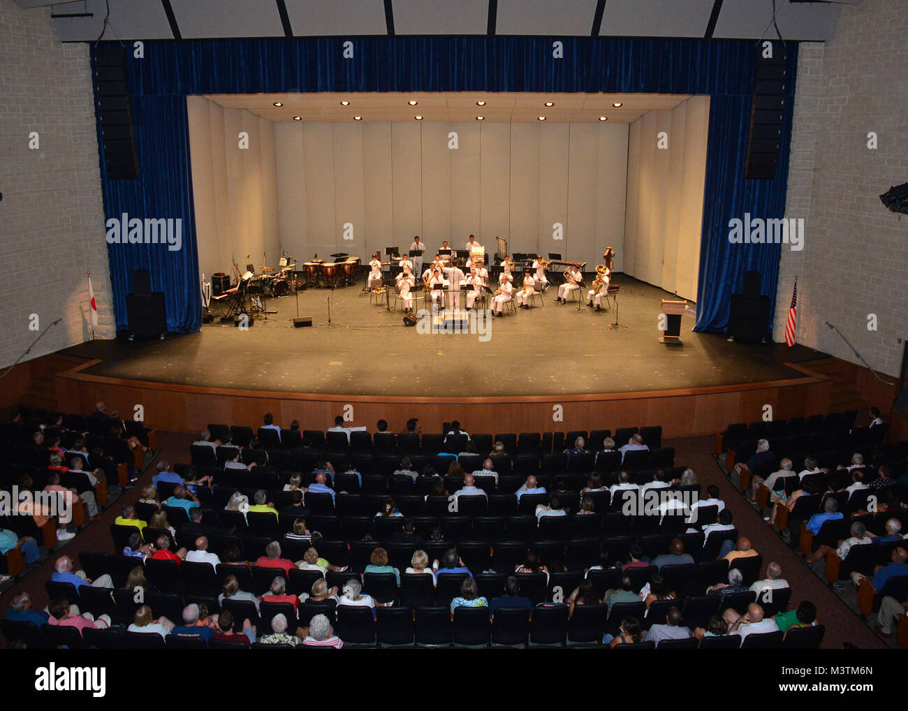 Il Jacksonville, Florida (lug. 9, 2016) - Il Giapponese Maritime Self Defence Force (JMSDF) Training Squadron band esegue John Phillips Sousa 'El' Captian marzo durante un concerto comune con gli Stati Uniti Navy Regione Sudest banda a Lazzara Hall. La JMSDF Training Squadron è chiamata porta a Mayport è parte di un tutto il mondo della distribuzione per 16 città in 13 paesi progettato per treno recentemente commissionato il giapponese alfieri. (U.S. Foto di Marina di Massa lo specialista di comunicazione 2a classe Michael Hendricks/RILASCIATO) 160709-N-PQ607-085 da U.S. Forze Navali Comando meridionale  U.S. 4a flotta Foto Stock