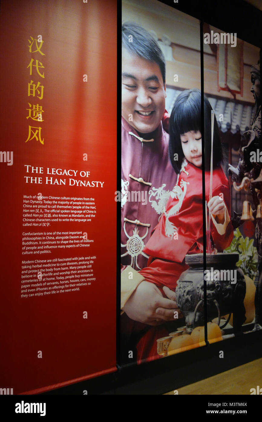Un Poster circa la dinastia Han in Cina il primo imperatore e i Guerrieri di Terracotta mostra sul display presso il World Museum Liverpool, in Inghilterra. Foto Stock