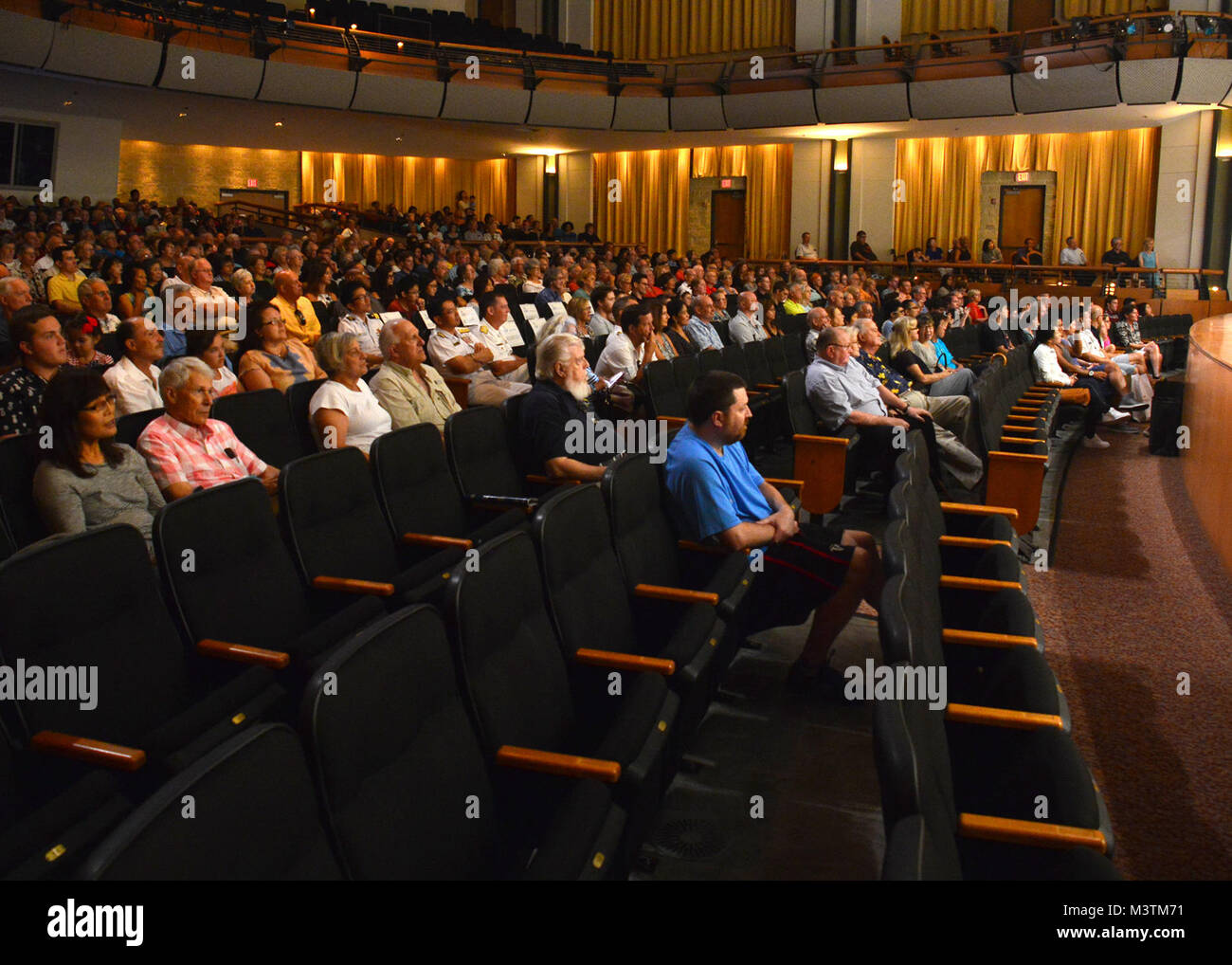Il Jacksonville, Florida (lug. 9, 2016) - i membri del pubblico di ascoltare le esibizioni di marittima Giapponese Self Defence Force (JMSDF) Training Squadron e U.S. Navy regione sud-est bande durante un concerto tenuto a Lazzara Hall. La JMSDF Training Squadron è chiamata porta a Mayport è parte di un tutto il mondo della distribuzione per 16 città in 13 paesi progettato per treno recentemente commissionato il giapponese alfieri. (U.S. Foto di Marina di Massa lo specialista di comunicazione 2a classe Michael Hendricks/RILASCIATO) 160709-N-PQ607-129 da U.S. Forze Navali Comando meridionale  U.S. 4a flotta Foto Stock