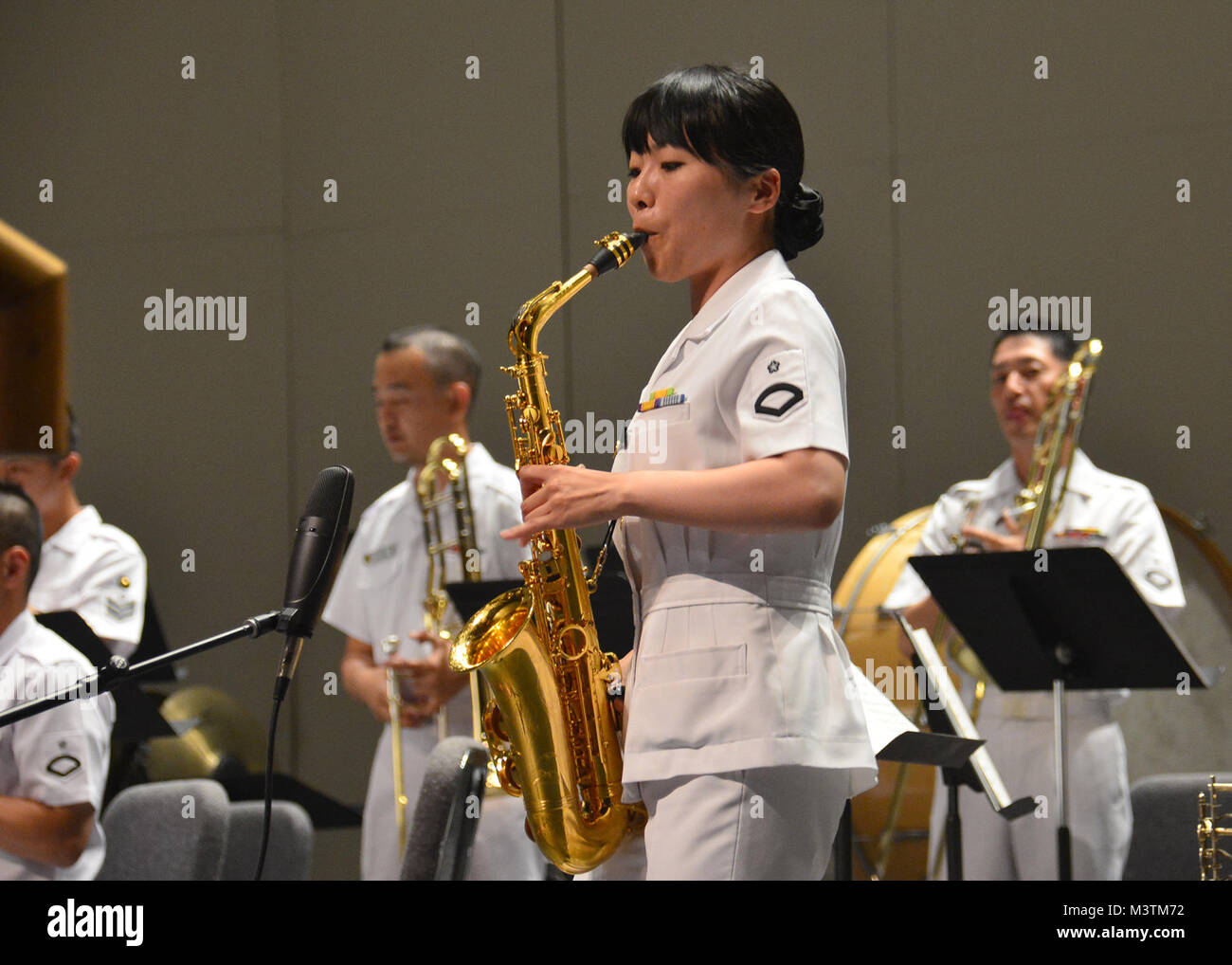 Il Jacksonville, Florida (lug. 9, 2016) - Giapponese Maritime Self Defence Force (JMSDF) Petty Officer di terza classe Iwato Monami svolge un assolo sul alto sassofono durante un concerto insieme con la JMSDF Training Squadron e U.S. Navy regione sud-est bande a Lazzara Hall. La JMSDF Training Squadron è chiamata porta a Mayport è parte di un tutto il mondo della distribuzione per 16 città in 13 paesi progettato per treno recentemente commissionato il giapponese alfieri.(STATI UNITI Foto di Marina di Massa lo specialista di comunicazione 2a classe Michael Hendricks/RILASCIATO) 160709-N-PQ607-142 da U.S. Forze Navali Comando meridionale  U.S. 4a flotta Foto Stock