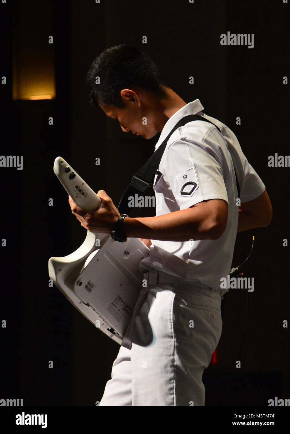 Il Jacksonville, Florida (lug. 9, 2016) - Giapponese Maritime Self Defence Force (JMSDF) Petty Officer di terza classe Tamekuni Toshiyuki svolge un assolo sulla tastiera durante un concerto insieme con la JMSDF Training Squadron e U.S. Navy regione sud-est bande a Lazzara Hall. La JMSDF Training Squadron è chiamata porta a Mayport è parte di un tutto il mondo della distribuzione per 16 città in 13 paesi progettato per treno recentemente commissionato il giapponese alfieri.(STATI UNITI Foto di Marina di Massa lo specialista di comunicazione 2a classe Michael Hendricks/RILASCIATO) 160709-N-PQ607-148 da U.S. Forze Navali Comando meridionale  U.S. 4a flotta Foto Stock