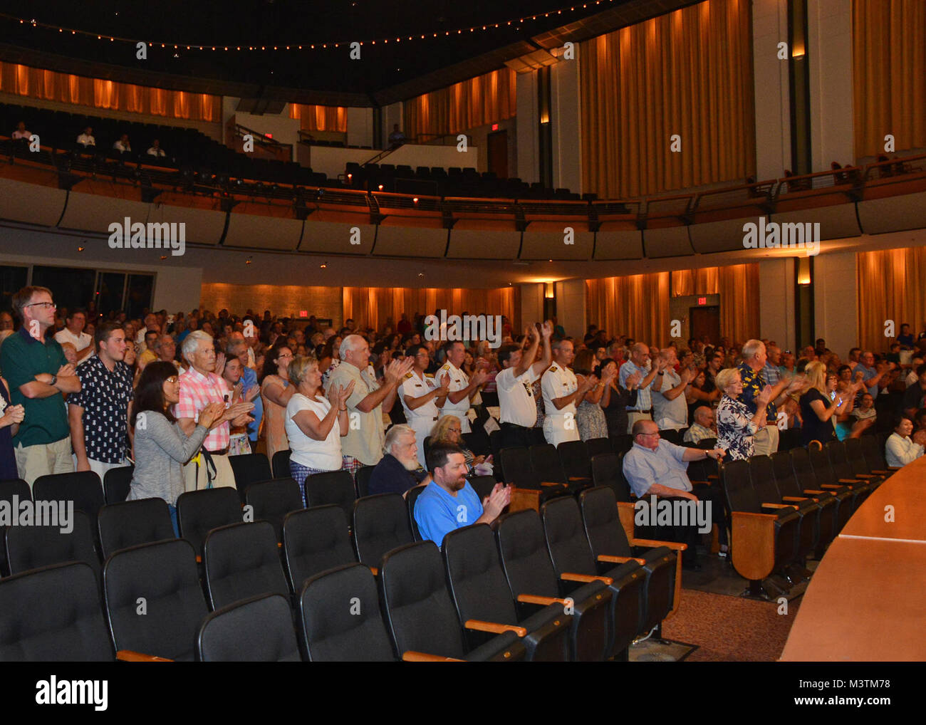 Il Jacksonville, Florida (lug. 9, 2016) - il pubblico a dare una standing ovation per spettacoli dal giapponese Maritime Self Defence Force (JMSDF) Training Squadron e U.S. Navy regione sud-est bande durante un concerto tenuto a Lazzara Hall. La JMSDF Training Squadron è chiamata porta a Mayport è parte di un tutto il mondo della distribuzione per 16 città in 13 paesi progettato per treno recentemente commissionato il giapponese alfieri. (U.S. Foto di Marina di Massa lo specialista di comunicazione 2a classe Michael Hendricks/RILASCIATO) 160709-N-PQ607-237 da U.S. Forze Navali Comando meridionale  U.S. 4a flotta Foto Stock