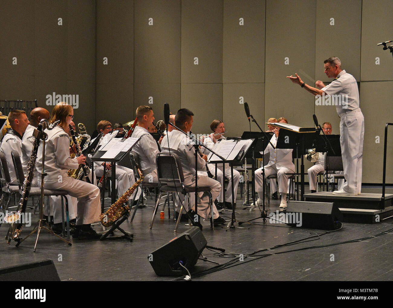 Il Jacksonville, Florida (lug. 9, 2016) - Banda Master Lt. Scott Mythen, estrema destra, conduce la U.S. Navy Regione Sudest Band come essi eseguono la canzone di tema da "Ultra sette' durante un concerto insieme con la Giapponese Maritime Self Defence Force (JMSDF) Training Squadron banda a Lazzara Hall. La JMSDF Training Squadron è chiamata porta a Mayport è parte di un tutto il mondo della distribuzione per 16 città in 13 paesi progettato per treno recentemente commissionato il giapponese alfieri. (U.S. Foto di Marina di Massa lo specialista di comunicazione 2a classe Michael Hendricks/RILASCIATO) 160709-N-PQ607-314 da U.S. Forze Navali Southe Foto Stock