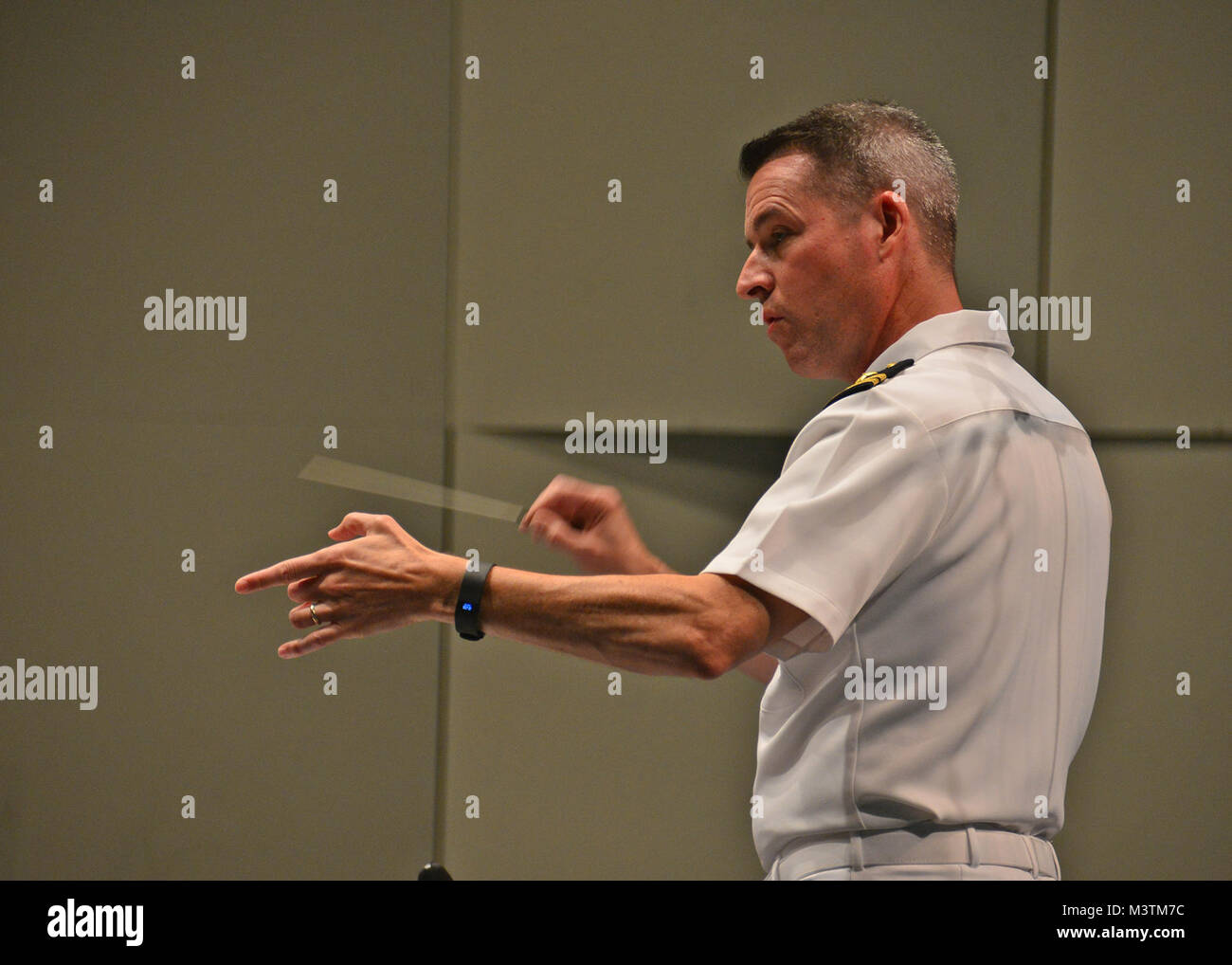 Il Jacksonville, Florida (lug. 9, 2016) - Banda Master Lt. Scott Mythen, conduce la U.S. Navy Regione Sudest Band durante un concerto insieme con la Giapponese Maritime Self Defence Force (JMSDF) Training Squadron banda a Lazzara Hall. La JMSDF Training Squadron è chiamata porta a Mayport è parte di un tutto il mondo della distribuzione per 16 città in 13 paesi progettato per treno recentemente commissionato il giapponese alfieri. (U.S. Foto di Marina di Massa lo specialista di comunicazione 2a classe Michael Hendricks/RILASCIATO) 160709-N-PQ607-339 da U.S. Forze Navali Comando meridionale  U.S. 4a flotta Foto Stock