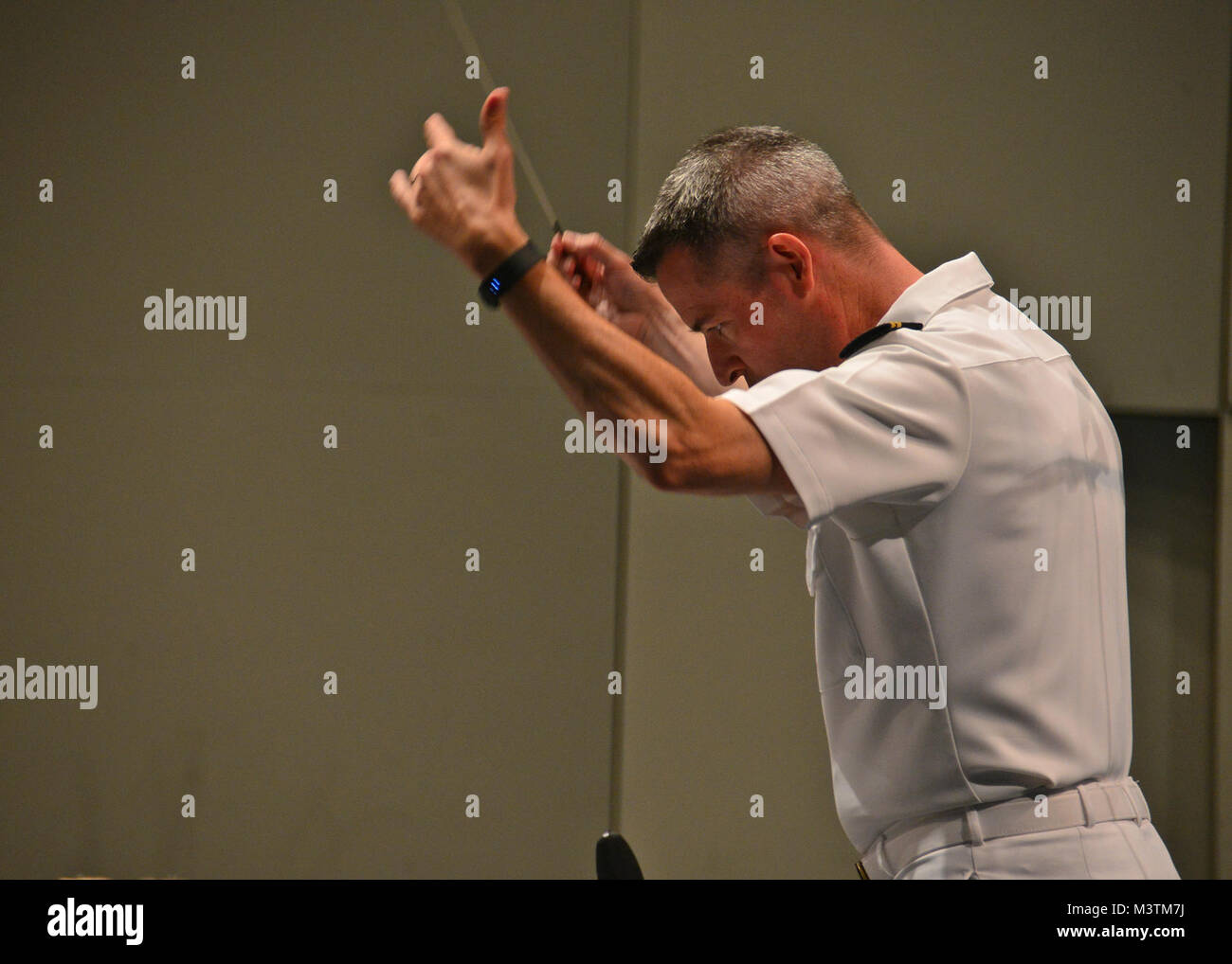 Il Jacksonville, Florida (lug. 9, 2016) - Banda Master Lt. Scott Mythen, conduce la U.S. Navy Regione Sudest Band durante un concerto insieme con la Giapponese Maritime Self Defence Force (JMSDF) Training Squadron banda a Lazzara Hall. La JMSDF Training Squadron è chiamata porta a Mayport è parte di un tutto il mondo della distribuzione per 16 città in 13 paesi progettato per treno recentemente commissionato il giapponese alfieri. (U.S. Foto di Marina di Massa lo specialista di comunicazione 2a classe Michael Hendricks/RILASCIATO) 160709-N-PQ607-344 da U.S. Forze Navali Comando meridionale  U.S. 4a flotta Foto Stock