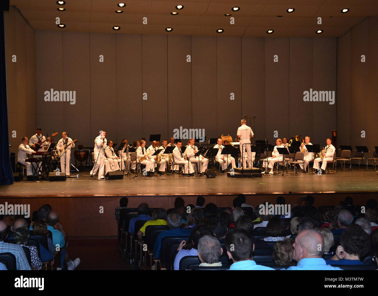 Il Jacksonville, Florida (lug. 9, 2016) - Banda Master Lt. Scott Mythen conduce la U.S. Navy Regione Sudest Band come essi eseguono la canzone di tema da "Ultra sette' durante un concerto insieme con la Giapponese Maritime Self Defence Force (JMSDF) Training Squadron banda a Lazzara Hall. La JMSDF Training Squadron è chiamata porta a Mayport è parte di un tutto il mondo della distribuzione per 16 città in 13 paesi progettato per treno recentemente commissionato il giapponese alfieri. (U.S. Foto di Marina di Massa lo specialista di comunicazione 2a classe Michael Hendricks/RILASCIATO) 160709-N-PQ607-468 da U.S. Forze Navali Comando Sud   Foto Stock