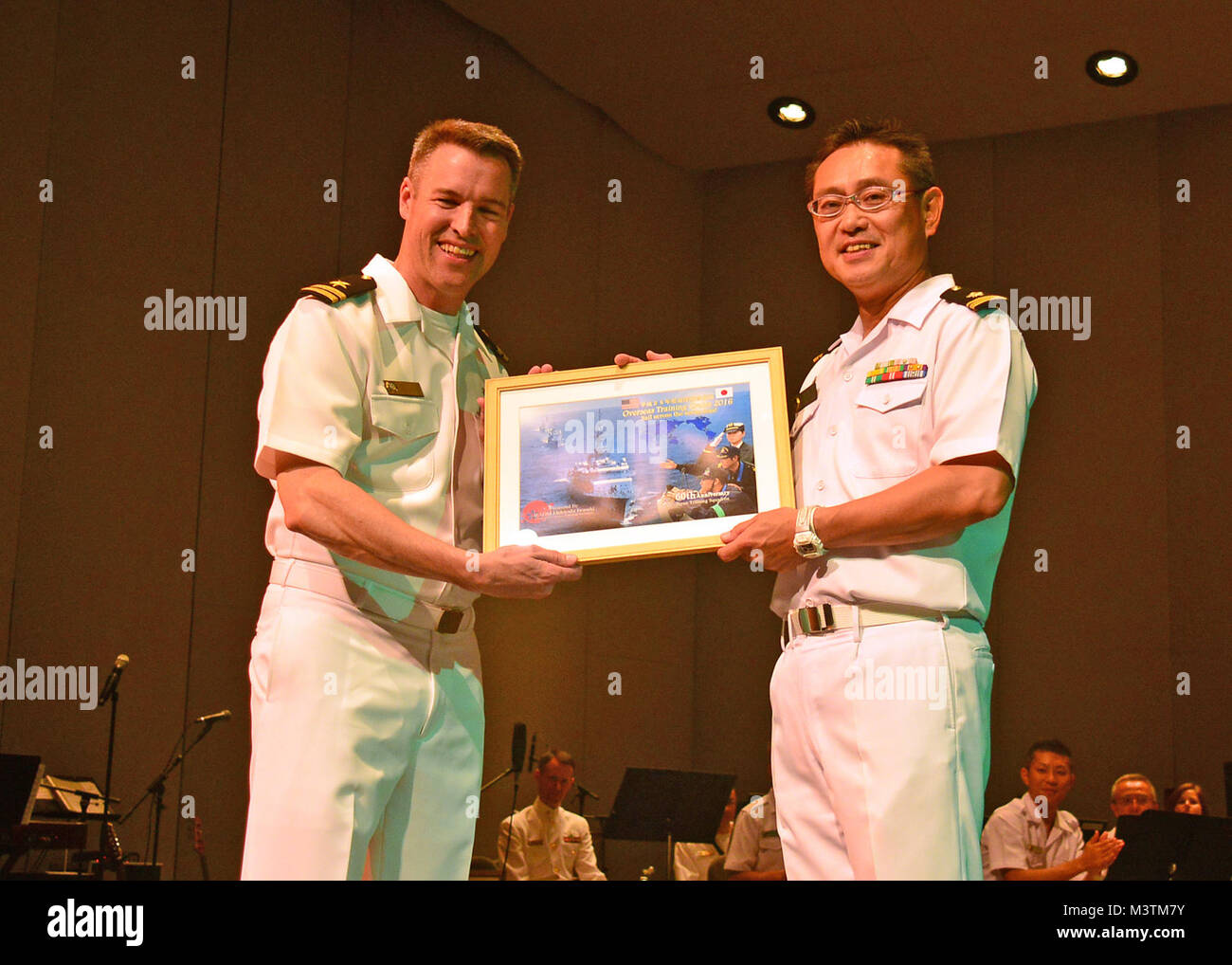Il Jacksonville, Florida (lug. 9, 2016) - USA Navy Regione Sudest Band Master Lt. Scott Mythen, sinistra e giapponese Maritime Self Defence Force (JMSDF) Training Squadron Band comandante tenente j.g. Koji Tanaka, destra, scambio di doni durante una performance congiunta dal JMSDF Training Squadron e la marina regione sud-est bande a Lazzara Hall. La JMSDF Training Squadron è chiamata porta a Mayport è parte di un tutto il mondo della distribuzione per 16 città in 13 paesi progettato per treno recentemente commissionato il giapponese alfieri. (U.S. Foto di Marina di Massa lo specialista di comunicazione 2a classe Michael Hendricks/RILASCIATO) 160709 Foto Stock