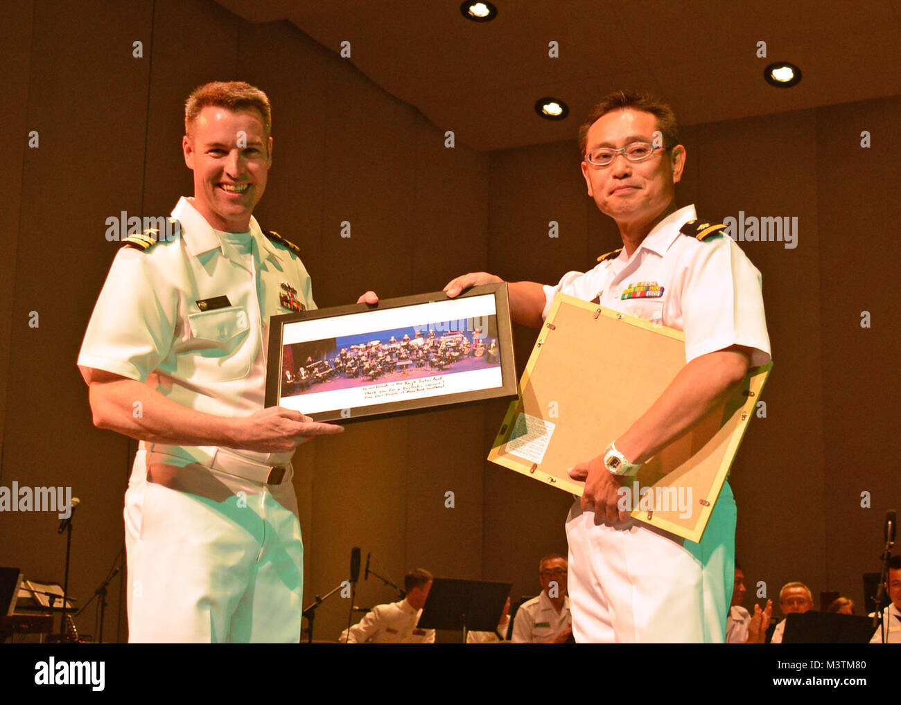 Il Jacksonville, Florida (lug. 9, 2016) - USA Navy Regione Sudest Band Master Lt. Scott Mythen, sinistra e giapponese Maritime Self Defence Force (JMSDF) Training Squadron Band comandante tenente j.g. Koji Tanaka, destra, scambio di doni durante una performance congiunta dal JMSDF Training Squadron e la marina regione sud-est bande a Lazzara Hall. La JMSDF Training Squadron è chiamata porta a Mayport è parte di un tutto il mondo della distribuzione per 16 città in 13 paesi progettato per treno recentemente commissionato il giapponese alfieri. (U.S. Foto di Marina di Massa lo specialista di comunicazione 2a classe Michael Hendricks/RILASCIATO) 160709 Foto Stock