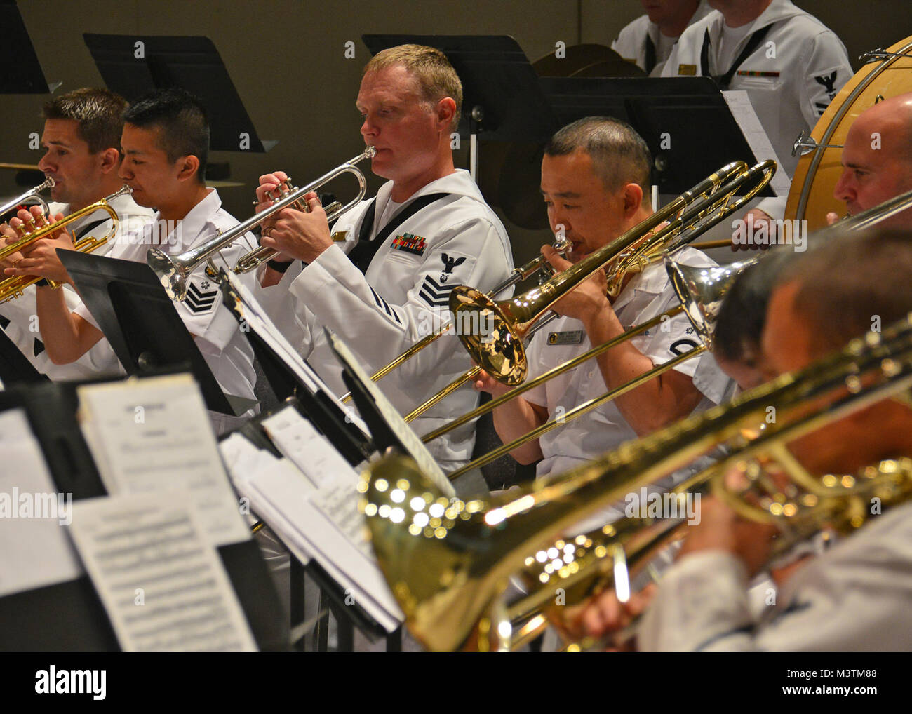 Il Jacksonville, Florida (lug. 9, 2016) - Membri dell'U.S. Navy Regione Sudest e marittima Giapponese Self Defence Force (JMSDF) Training Squadron bande eseguire John Williams' 'Liberty Fanfare" durante un concerto insieme a Lazzara Hall. La JMSDF Training Squadron è chiamata porta a Mayport è parte di un tutto il mondo della distribuzione per 16 città in 13 paesi progettato per treno recentemente commissionato il giapponese alfieri. (U.S. Foto di Marina di Massa lo specialista di comunicazione 2a classe Michael Hendricks/RILASCIATO) 160709-N-PQ607-541 da U.S. Forze Navali Comando meridionale  U.S. 4a flotta Foto Stock
