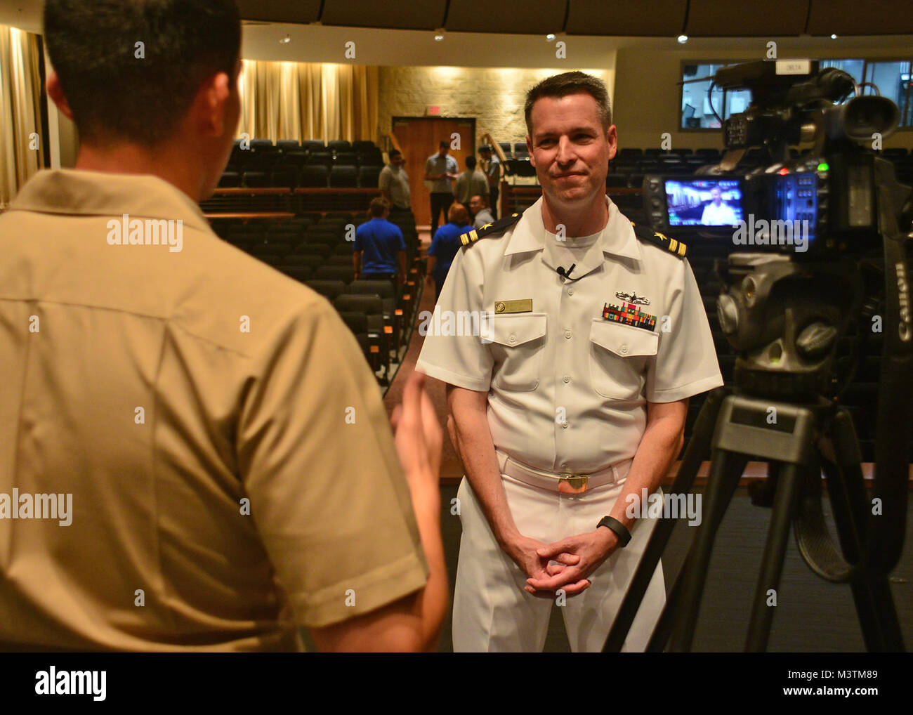 Il Jacksonville, Florida (lug. 9, 2016) - USA Navy Regione Sudest Band Master Lt. Scott Mythen, diritto, rilascia un intervista alla comunicazione di massa Specialist Seaman Michael Lopez, a sinistra dopo un concerto insieme con la Marina Militare Regione Sudest e marittima Giapponese Self Defence Force (JMSDF) Training Squadron bande tenutosi a Lazzara Hall. La JMSDF Training Squadron è chiamata porta a Mayport è parte di un tutto il mondo della distribuzione per 16 città in 13 paesi progettato per treno recentemente commissionato il giapponese alfieri. (U.S. Foto di Marina di Massa lo specialista di comunicazione 2a classe Michael Hendricks/RILASCIATO) 160709- Foto Stock