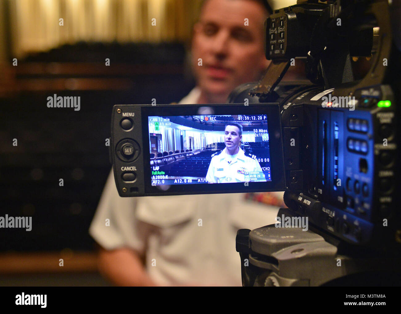 Il Jacksonville, Florida (lug. 9, 2016) - USA Navy Regione Sudest Band Master Lt. Scott Mythen rilascia un intervista dopo un concerto insieme con la Marina Militare Regione Sudest e marittima Giapponese Self Defence Force (JMSDF) Training Squadron bande tenutosi a Lazzara Hall. La JMSDF Training Squadron è chiamata porta a Mayport è parte di un tutto il mondo della distribuzione per 16 città in 13 paesi progettato per treno recentemente commissionato il giapponese alfieri. (U.S. Foto di Marina di Massa lo specialista di comunicazione 2a classe Michael Hendricks/RILASCIATO) 160709-N-PQ607-561 da U.S. Forze Navali Comando meridionale  U.S. 4a flotta Foto Stock