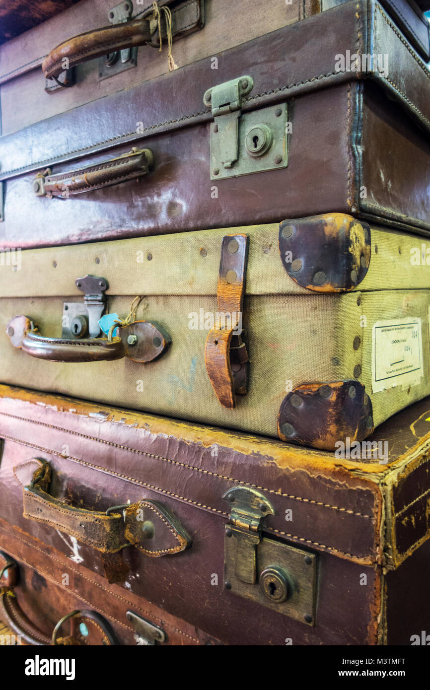 La porta e la borsa. Vintage usato valigie di viaggio. Molti vecchia valigia  vintage. Concetto di bagagli Foto stock - Alamy