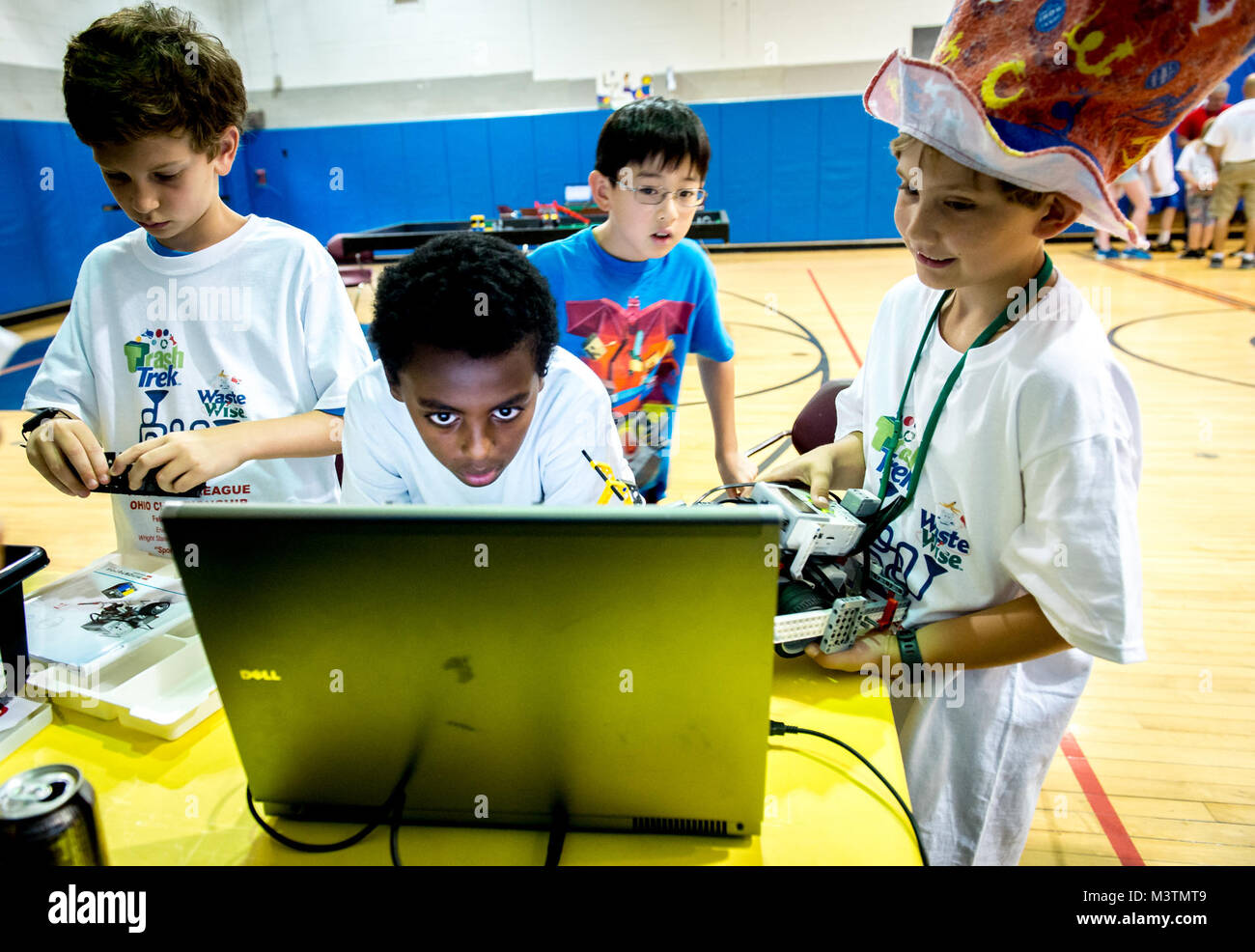 Zachary Shockey, 10 Sansone Scheie, 12, Lancia Zhang, 10 e Samuel Snowden, 9, programmare i robot durante un First Lego League torneo al DoD Starbase edificio nei pressi della Air Force Research Laboratory di Wright Patterson Air Force Base a Dayton, Ohio, luglio 22, 2016. La Air Force stelo uffici di outreach lavora con la First Lego League, che insegna ai giovani studenti come costruire e programma robot di legos, non solo di stelo di supporto dell'istruzione, ma anche per rendere i giovani menti tecnici consapevoli delle opportunità per perseguire la scienza negli Stati Uniti Air Force. (U.S. Air Force foto di J.M. Eddins Jr.) 1 Foto Stock