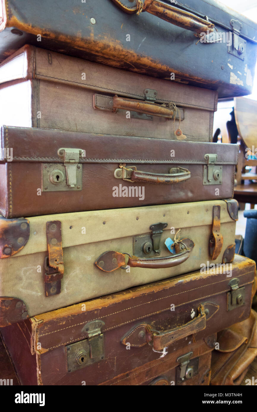 Vintage usato valigie di viaggio Foto stock - Alamy