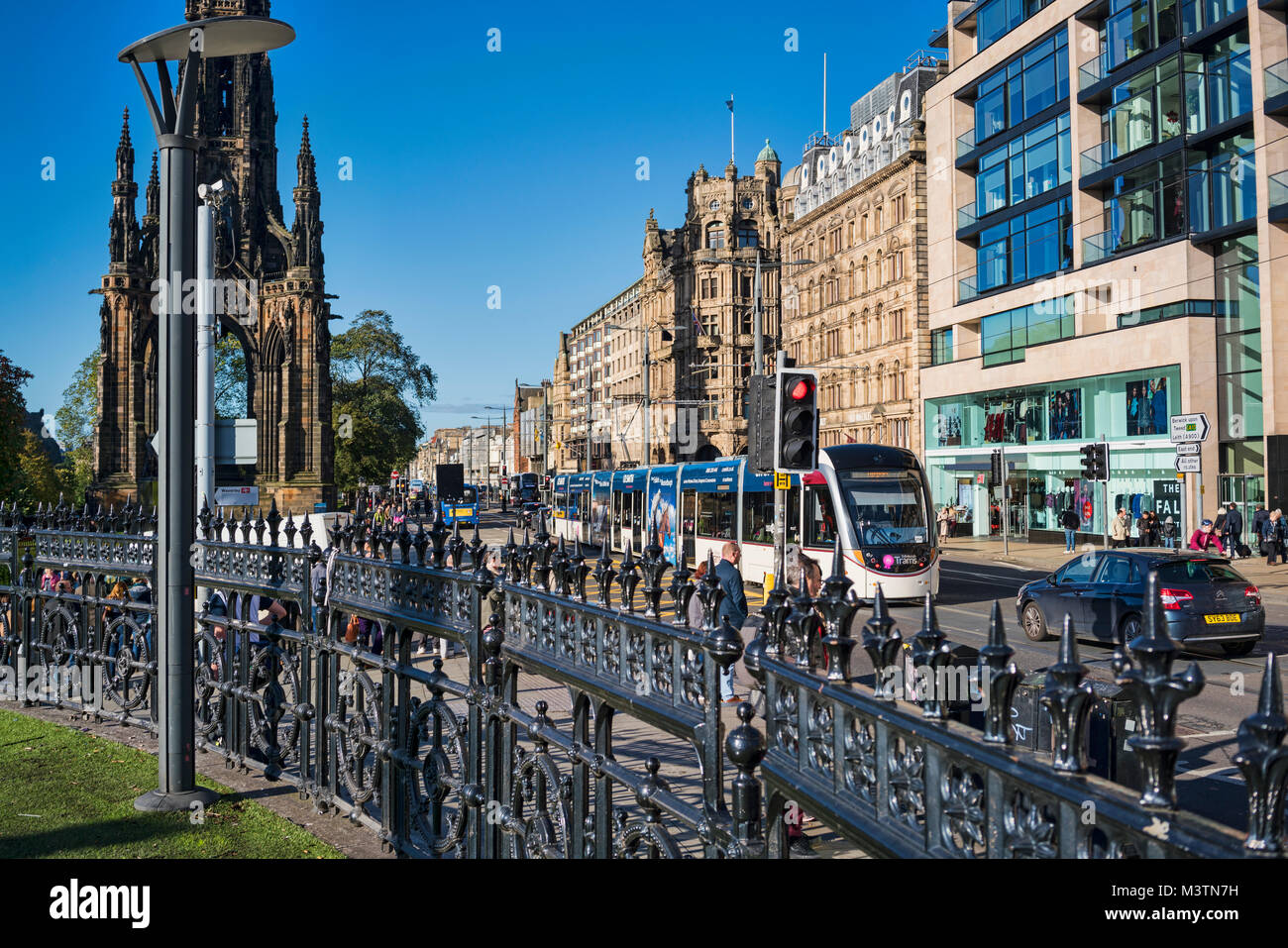 Princes street, tram, Edimburgo, Scozia, Regno Unito. Foto Stock